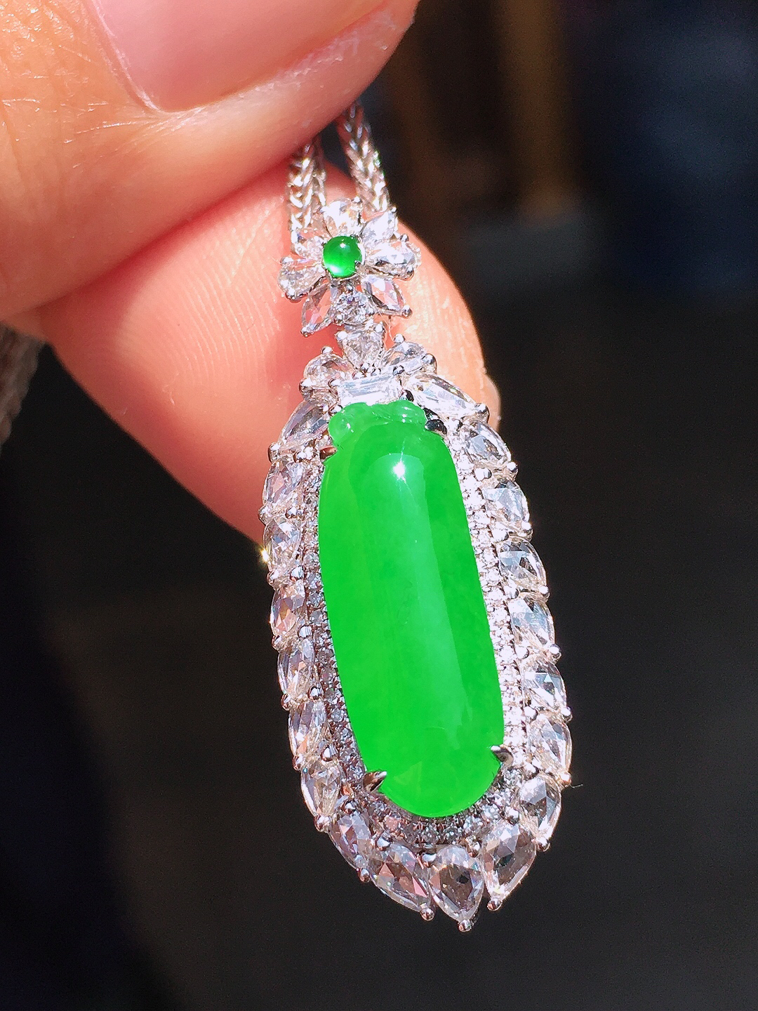 阳绿福瓜吊坠，色泽均匀艳丽，玉质细腻，荧光感超
强，饱满圆润，尽显优雅气质，18k
金豪华镶嵌