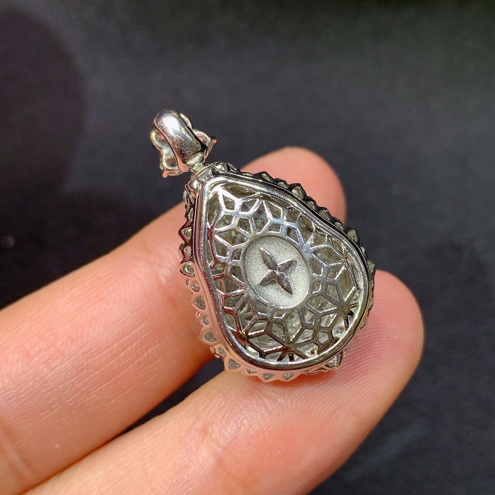 阳绿葫芦吊坠，18k金镶嵌，冰润色阳，玉质细腻，种水足，Xy 尺寸26.7*16.6*11.7