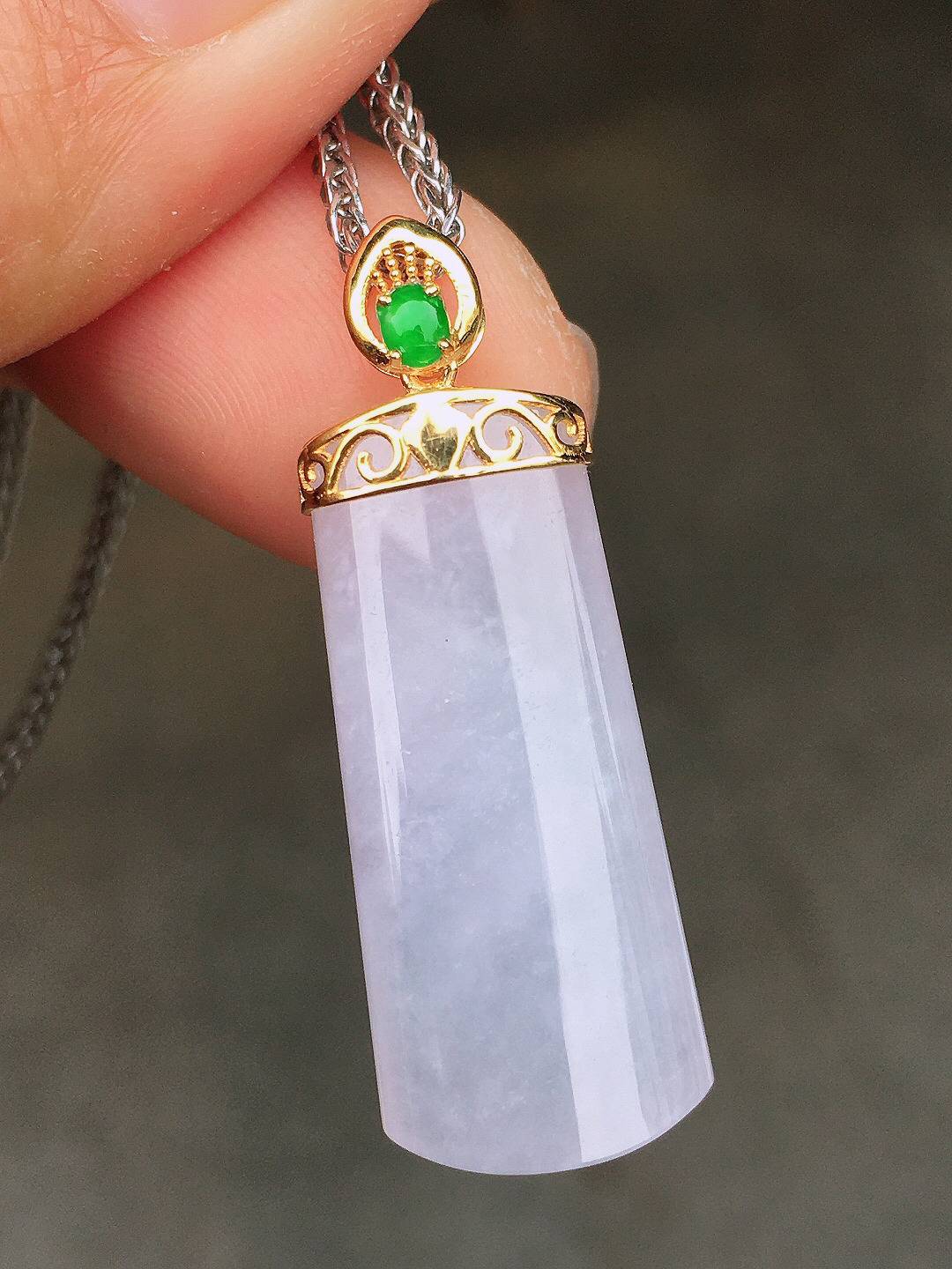 淡紫罗兰无事牌吊坠，色泽均匀艳丽，玉质细腻，荧光感超
强，饱满圆润，尽显优雅气质，18k
金豪华镶嵌