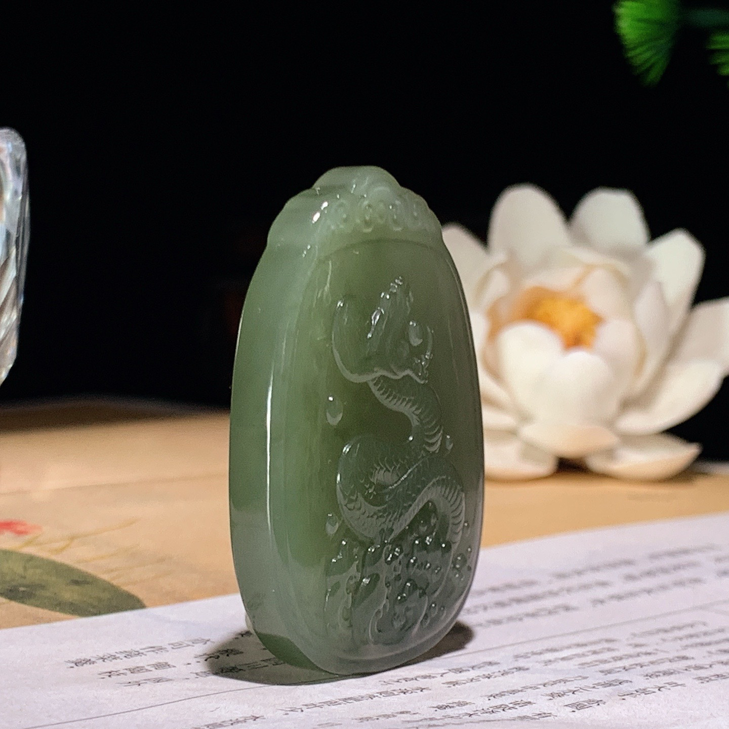 和田玉晴水富贵缠身蛇牌子挂件 尺寸47/31/9重26克 玉质细腻油润 底色纯净 脂粉好，品质好。lt260402