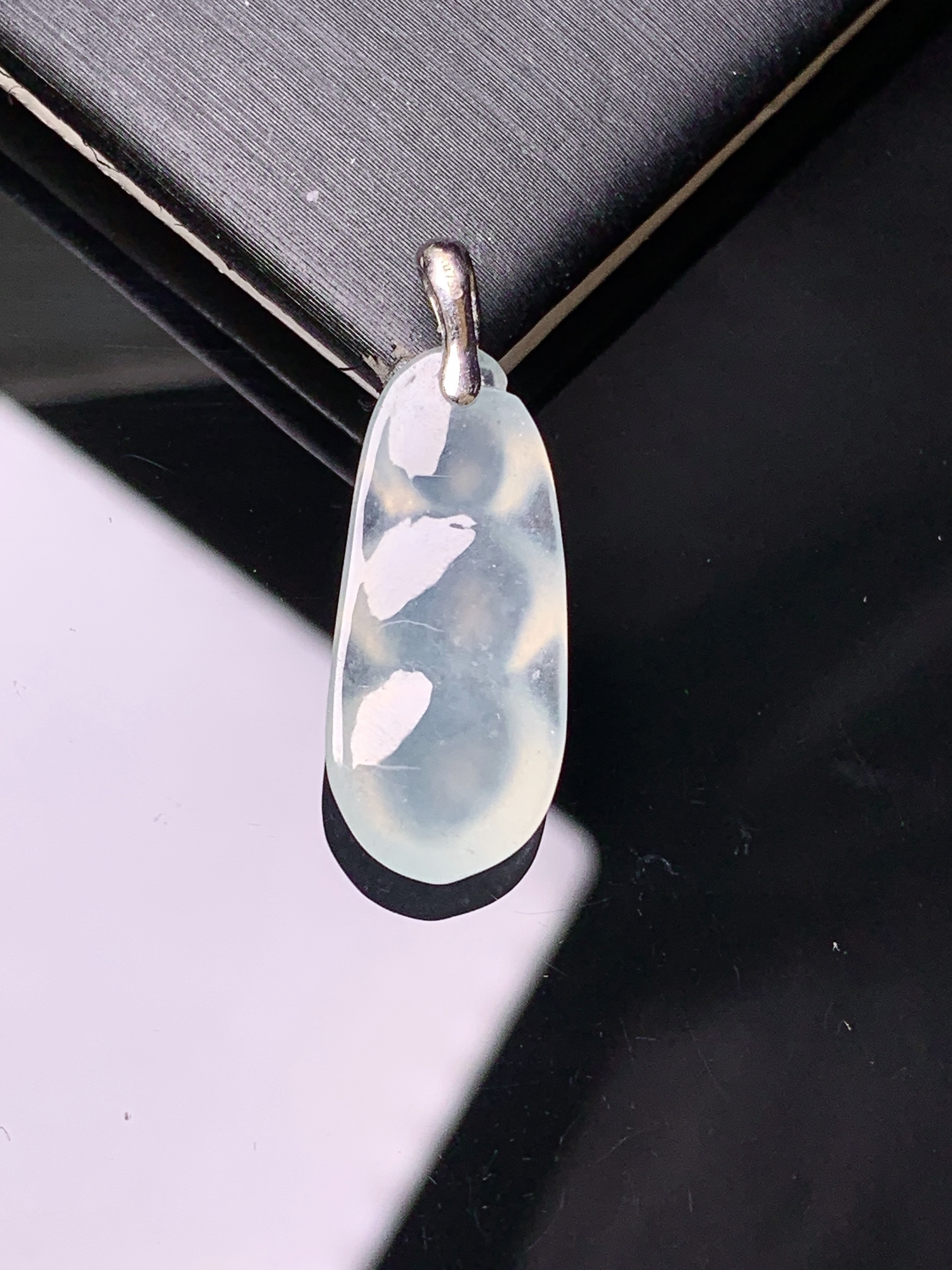 18k金钻镶嵌冰种四季豆吊坠 玉质细腻 色泽艳丽清新 水润亮眼 整体尺寸26.3*9.5*4.3z1