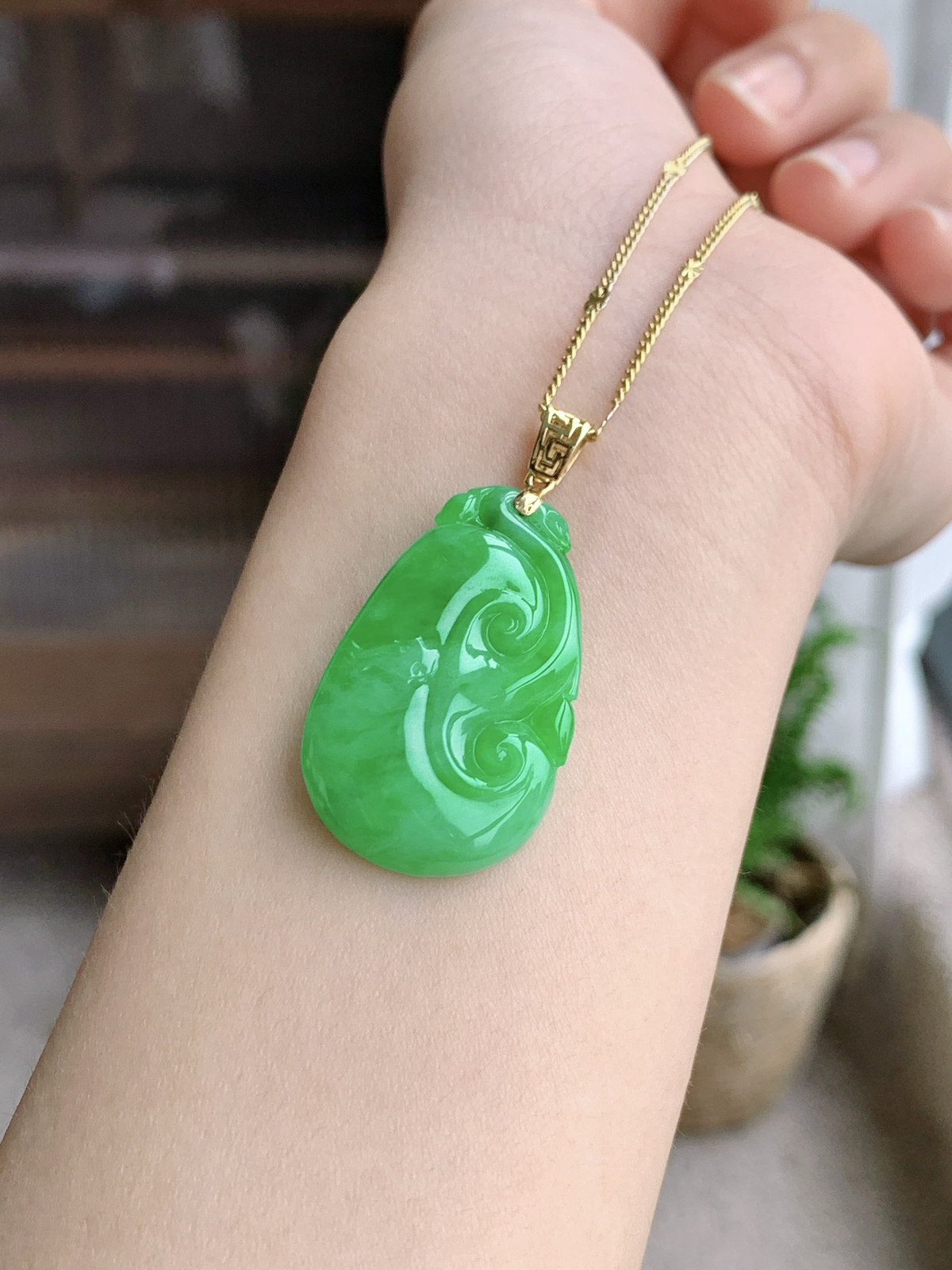 【镶嵌】冰阳绿如意吊坠  
【说明】缅料 18k金镶嵌 性价比高  
【整体】39.5
【裸石】32-19.5-6.2