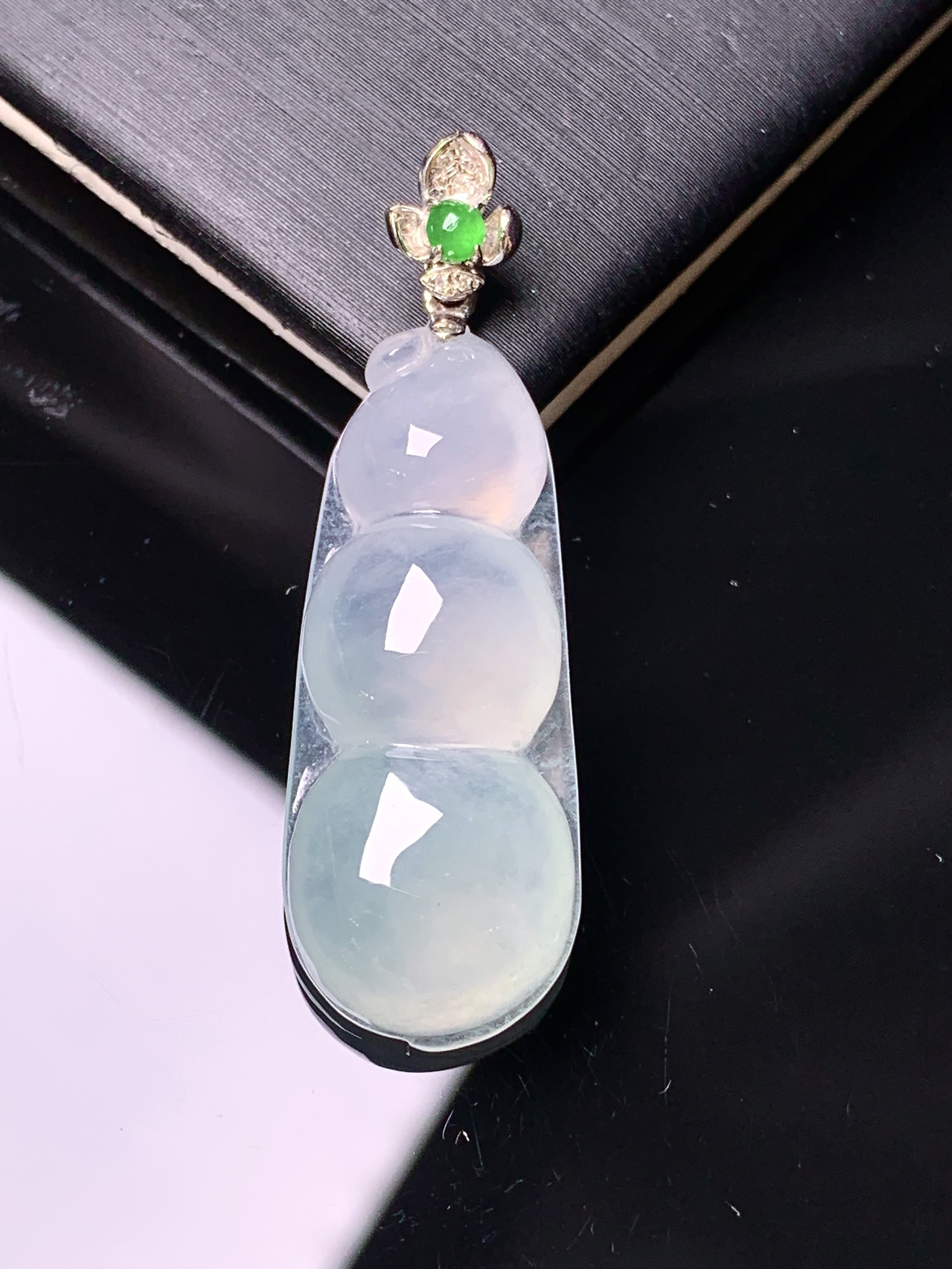 18k金镶嵌吊坠 玉质细腻 色泽艳丽清新 水润亮眼 整体尺寸38.2*12*6.2yz