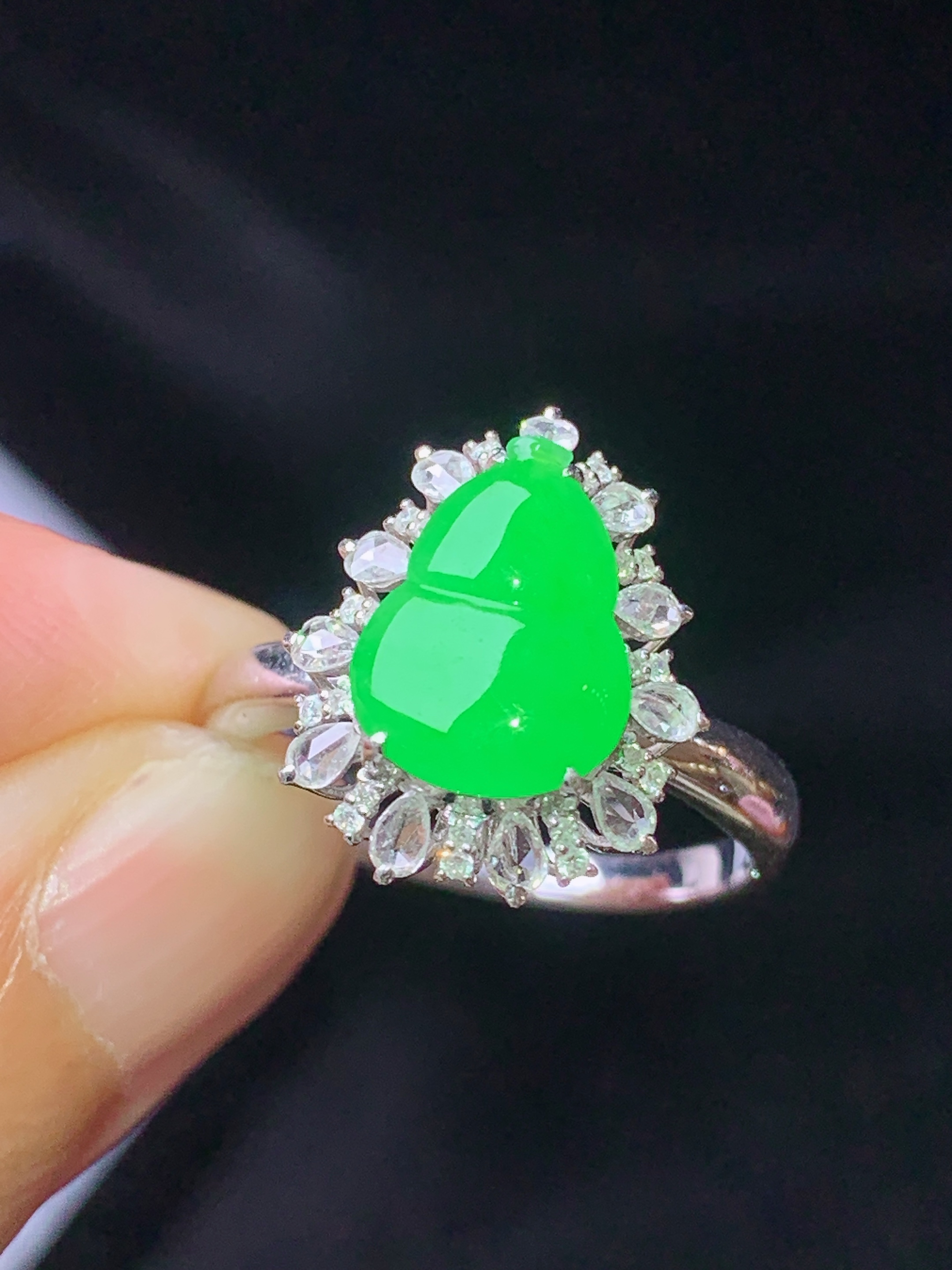 18k金钻镶嵌翠绿葫芦戒指 玉质细腻 色泽艳丽清新 水润亮眼 圈口16整体尺寸16*12.8*8.6j3