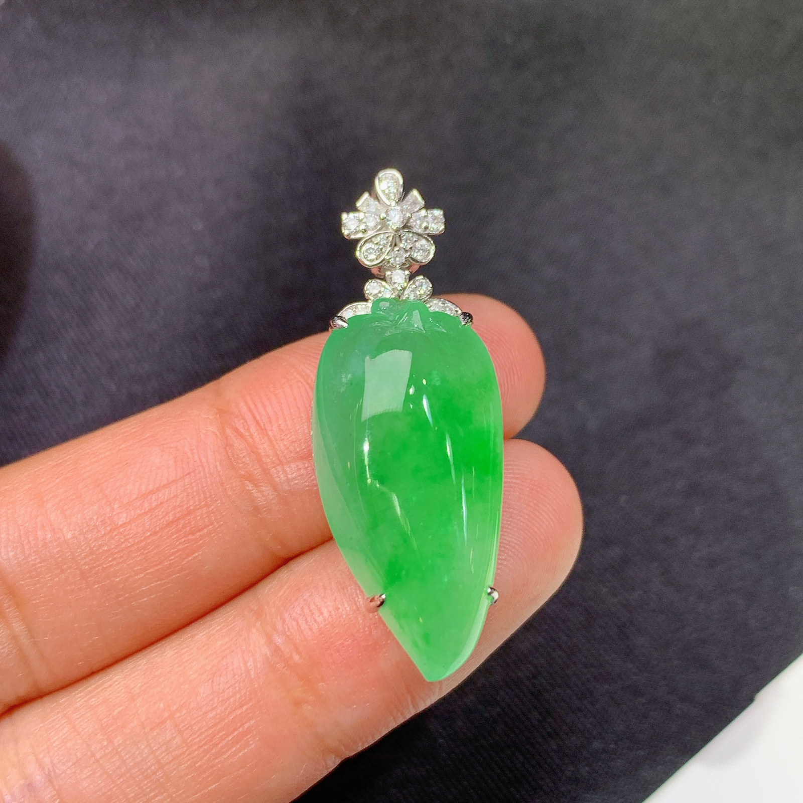 冰阳绿福瓜吊坠，18k金镶嵌，冰润色阳，玉质细腻，种水足，Jj 尺寸34.2*12.3*8.3