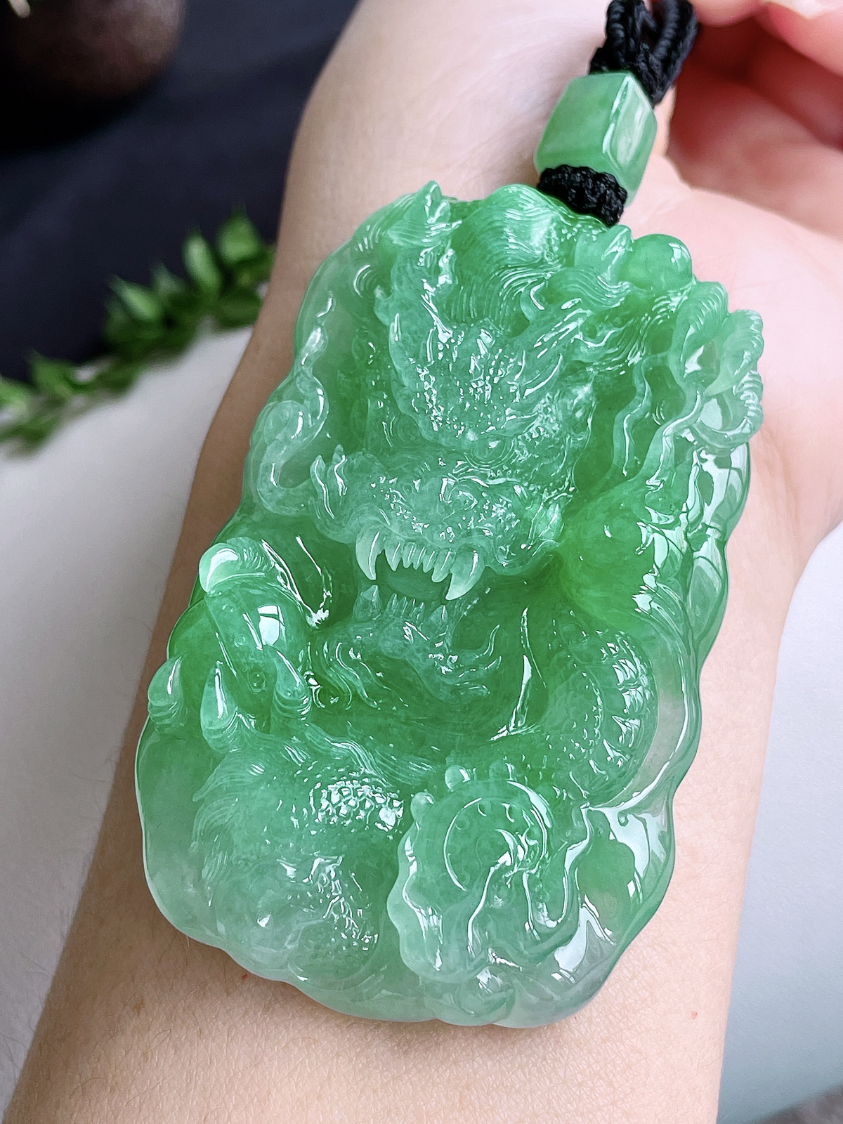 【裸石】冰阳绿龙牌大龙牌吊坠
【说明】缅料 性价比高  
【尺寸】71-43-11.8