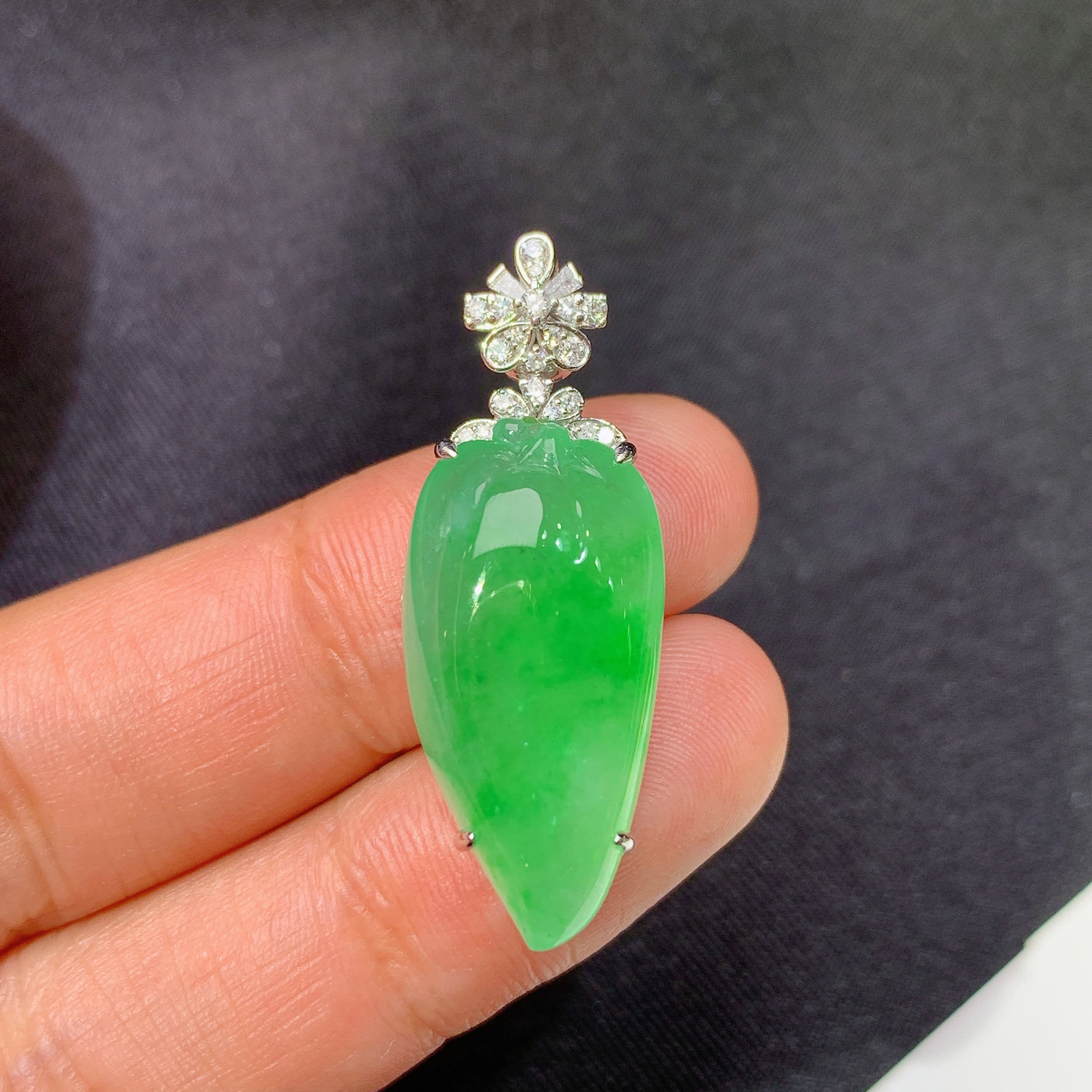 冰阳绿福瓜吊坠，18k金镶嵌，冰润色阳，玉质细腻，种水足，Jj 尺寸34.2*12.3*8.3