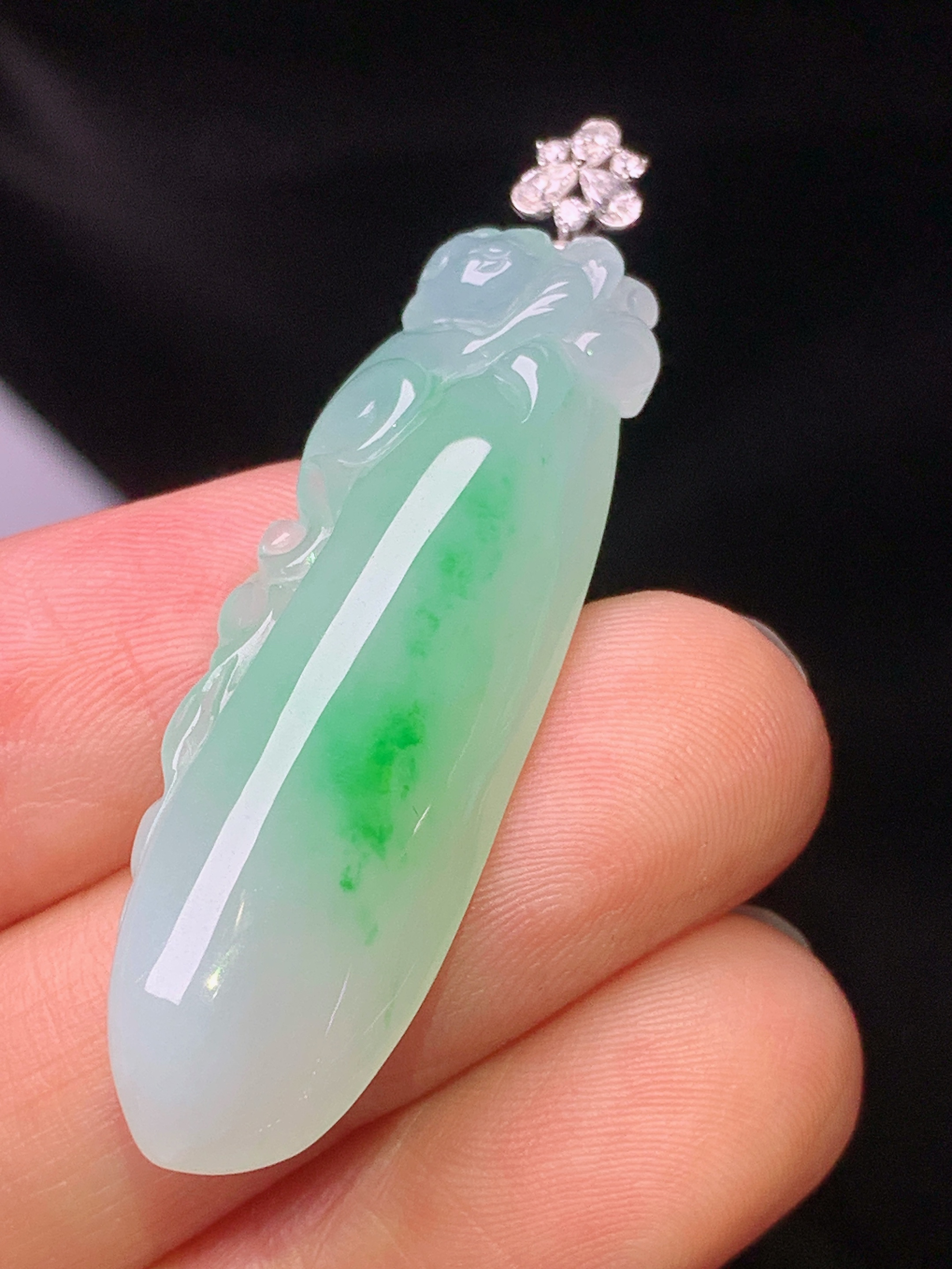18k金钻镶嵌飘绿福瓜吊坠 玉质细腻 色泽艳丽清新 水润亮眼 整体尺寸46.2*12.5*6.5e1