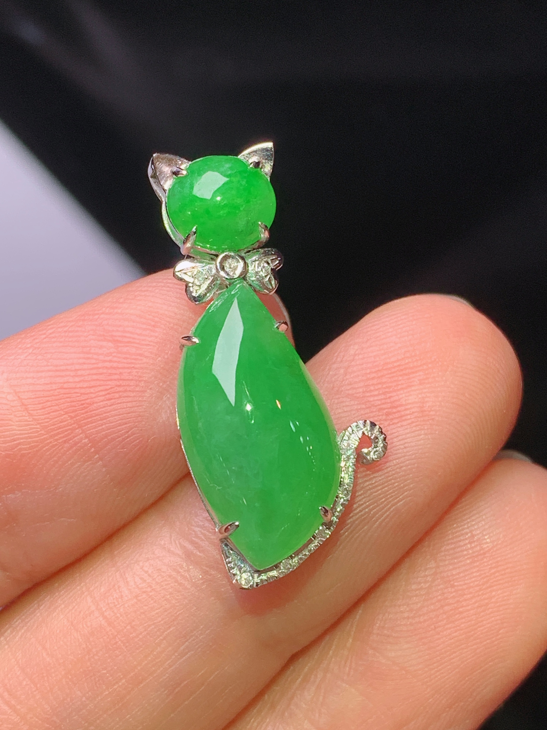 18k金钻镶嵌满绿随形吊坠 玉质细腻 色泽艳丽清新 水润亮眼 整体尺寸26.6*12*6.3x5