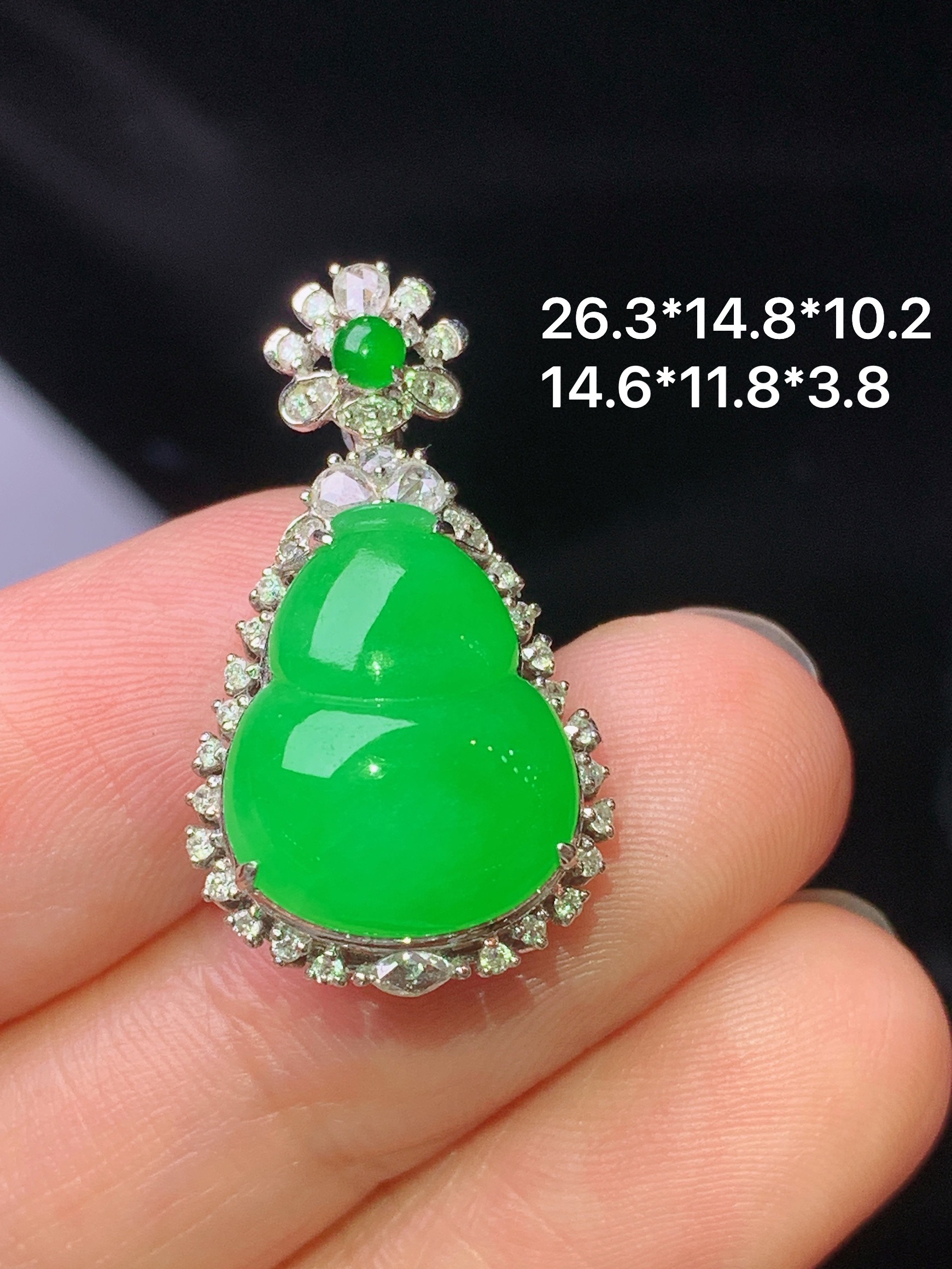18k金钻镶嵌满绿葫芦吊坠 玉质细腻 色泽艳丽清新 水润亮眼 整体尺寸26.3*14.8*10.2j3