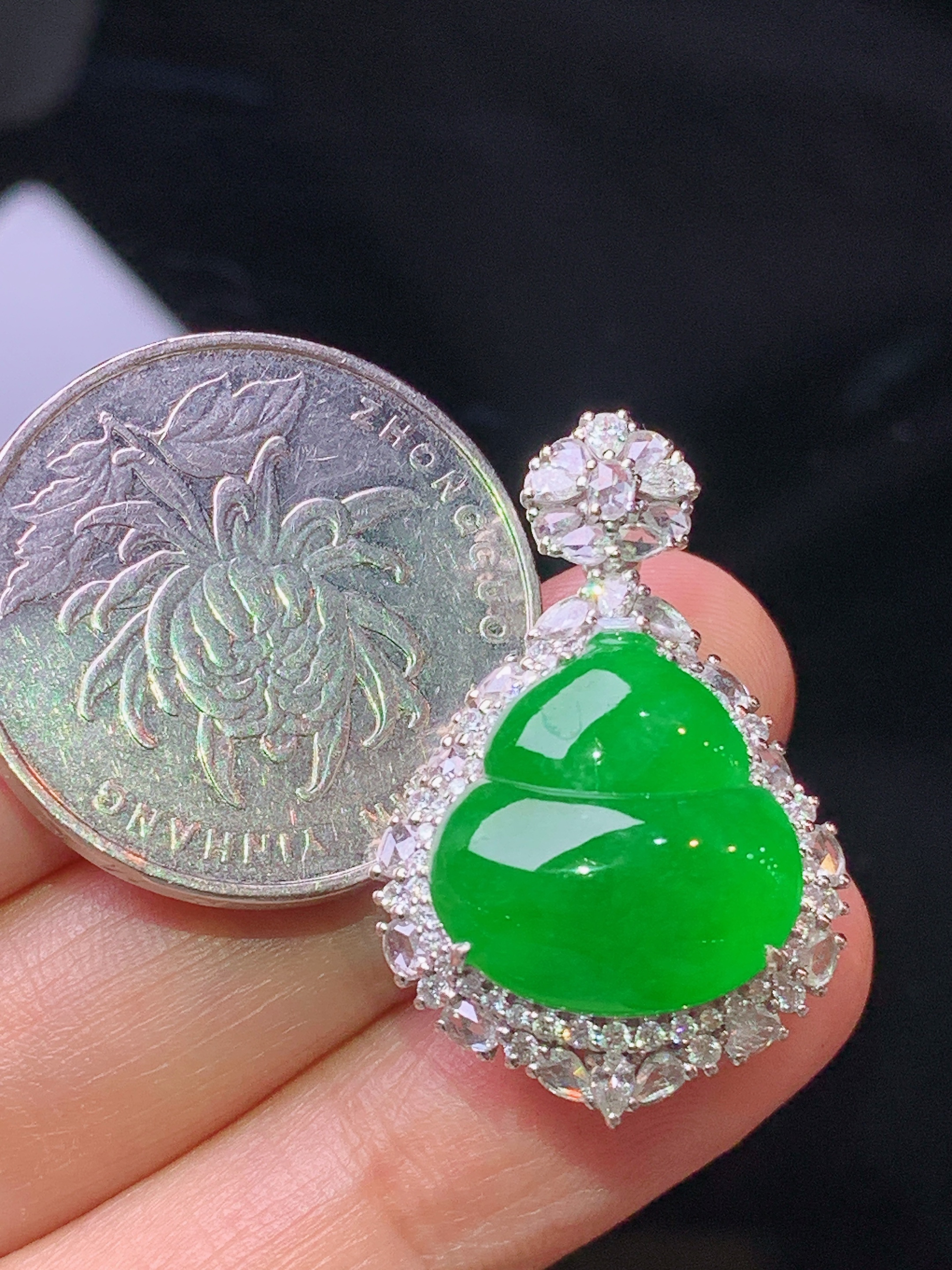 18k金钻镶嵌满绿葫芦吊坠 玉质细腻 色泽艳丽清新 水润亮眼 整体尺寸29.6*19.3*12.2