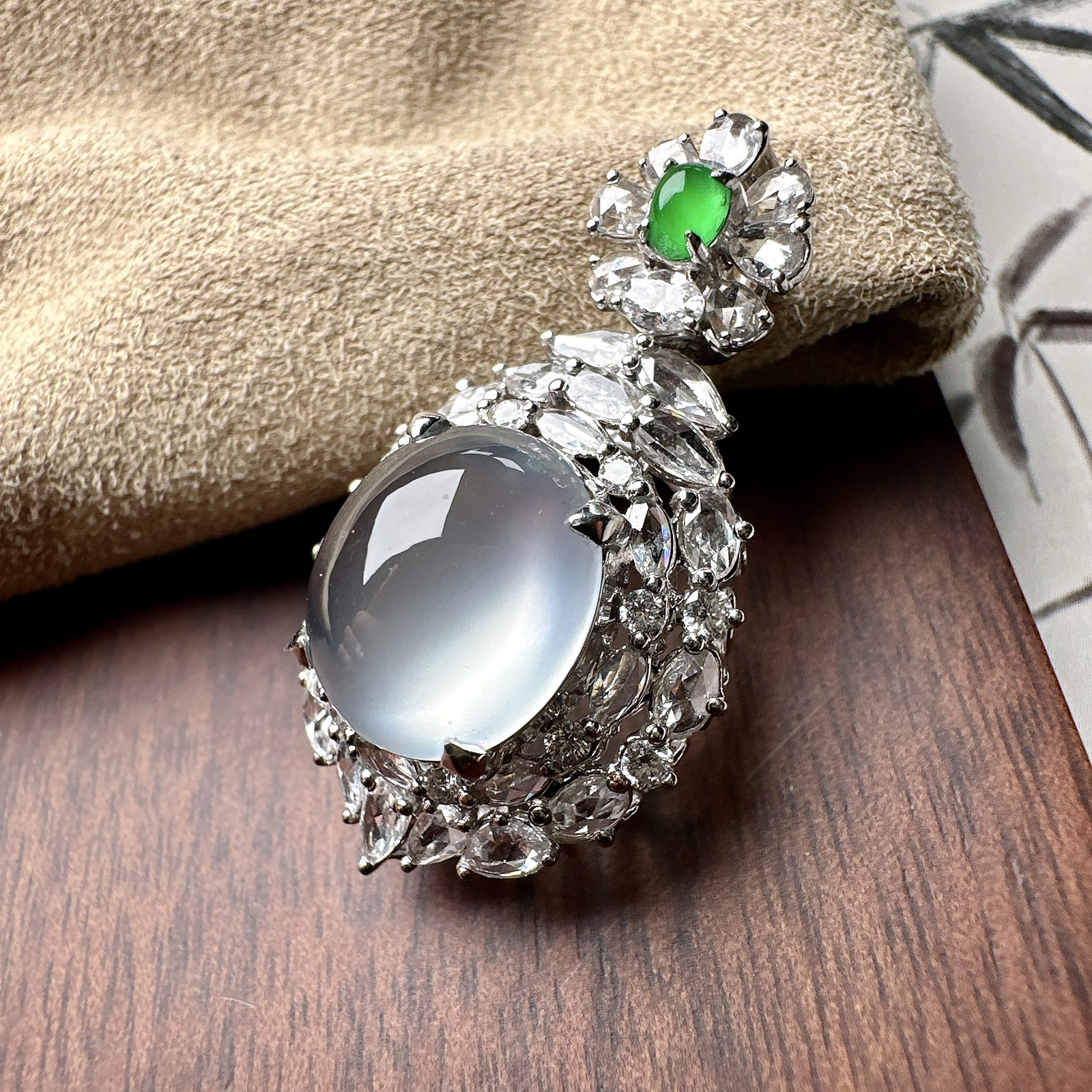 【玻璃蛋面吊坠】质地细腻清爽，玻璃色泽，荧光感强烈，18K金钻镶嵌，裸石尺寸12.5*11.1*6.7毫米