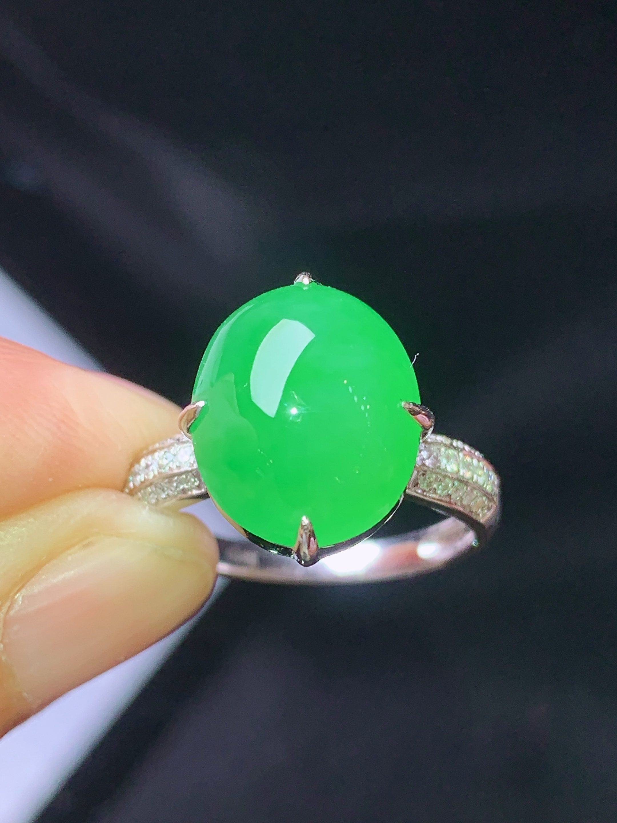 18k金钻镶嵌翠绿蛋面戒指 玉质细腻 色泽艳丽清新 水润亮眼 圈口14.5 裸石尺寸12.8*10.5*5L2