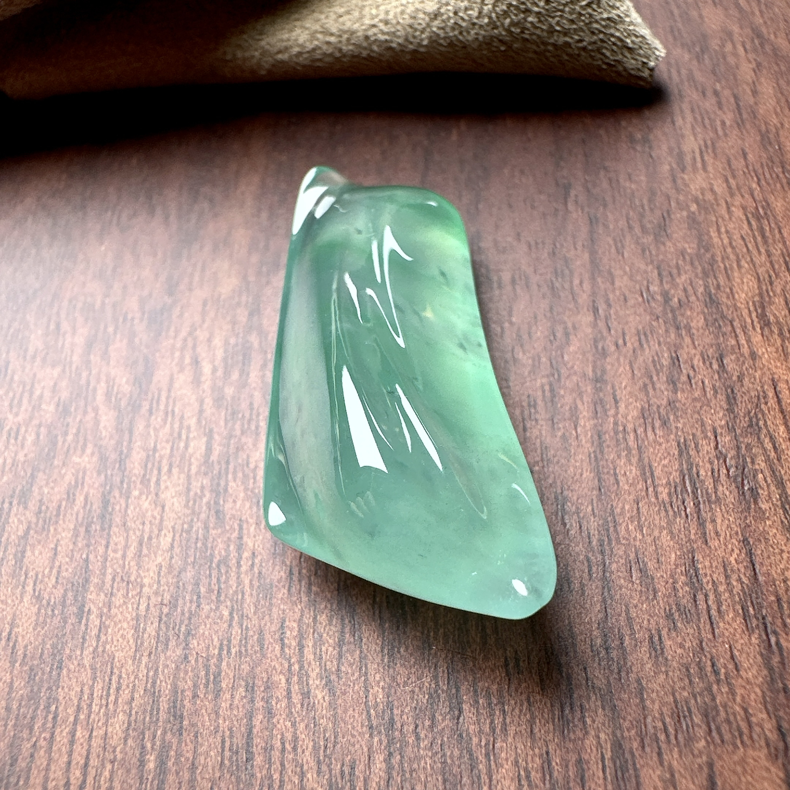 【冰种晴绿随形裸石】质地细腻，冰润十足，种老冰透，收藏品质