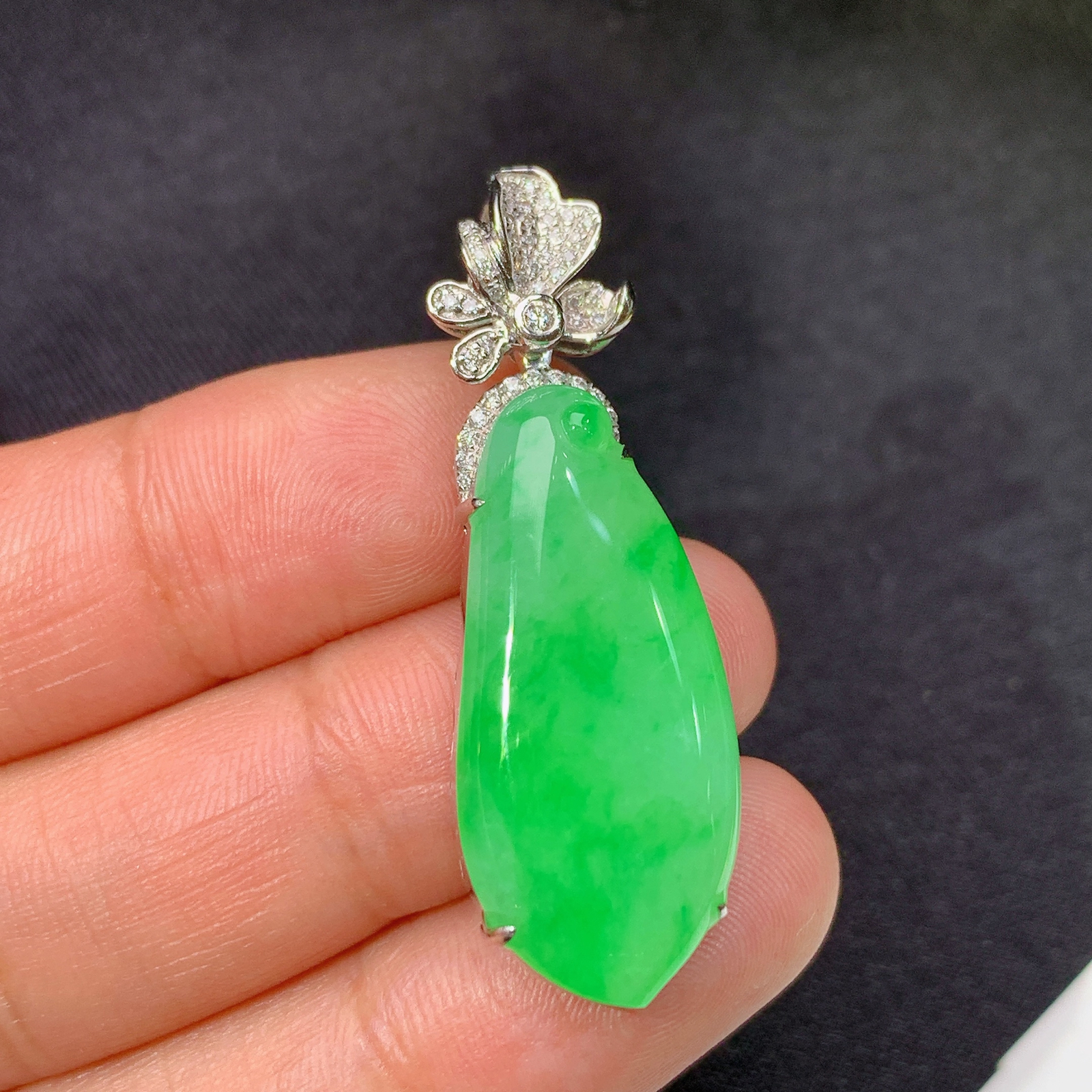 冰阳绿福瓜吊坠，18k金镶嵌，冰润色阳，玉质细腻，种水足，Zha 尺寸39.3*13.4*6.3