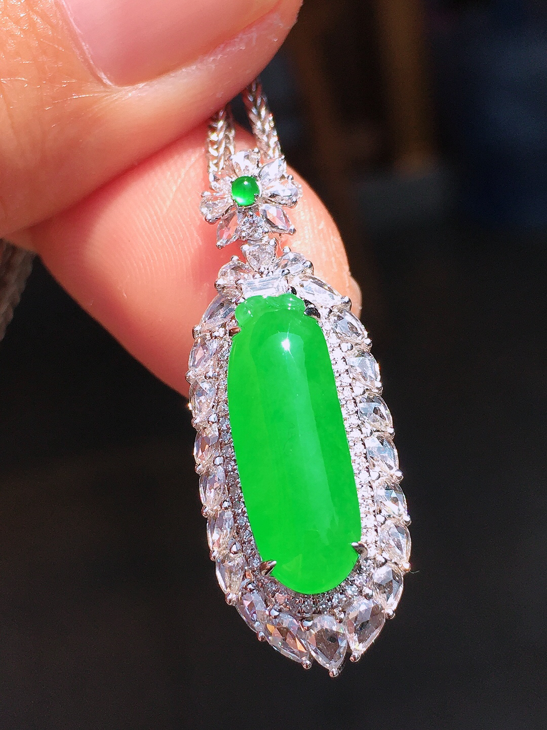 阳绿福瓜吊坠，色泽均匀艳丽，玉质细腻，荧光感超
强，饱满圆润，尽显优雅气质，18k
金豪华镶嵌