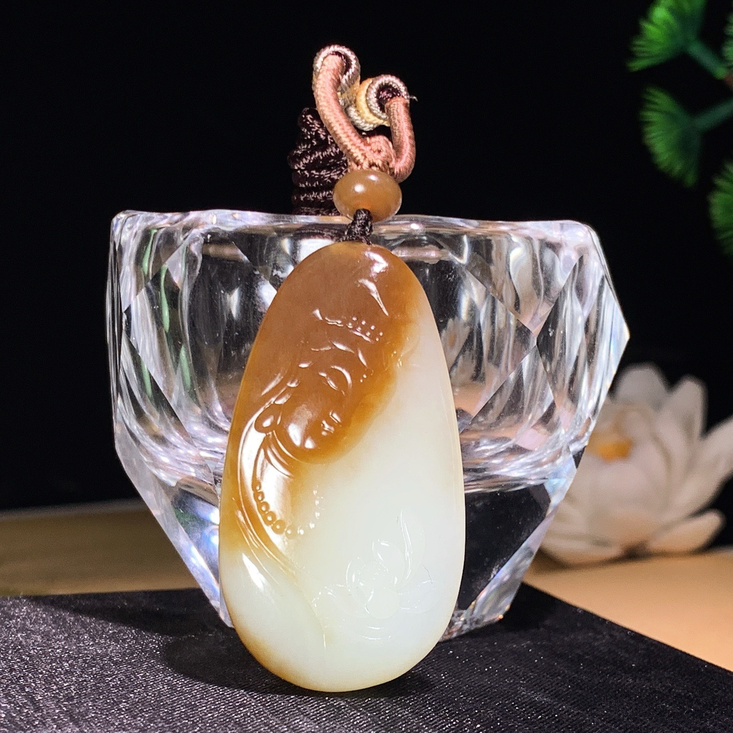 新疆和田玉白玉且末糖观音头挂件 尺寸45/25/8重20克 玉质细腻油润 底色纯净 脂粉好，品质好。