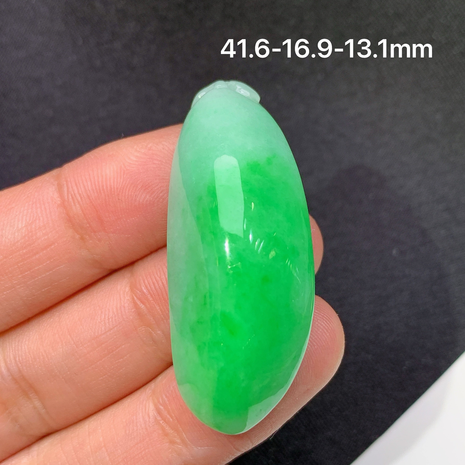 飘绿福瓜，冰润色阳，玉质细腻，种水足，Fuy 尺寸41.6*16.9*13.1