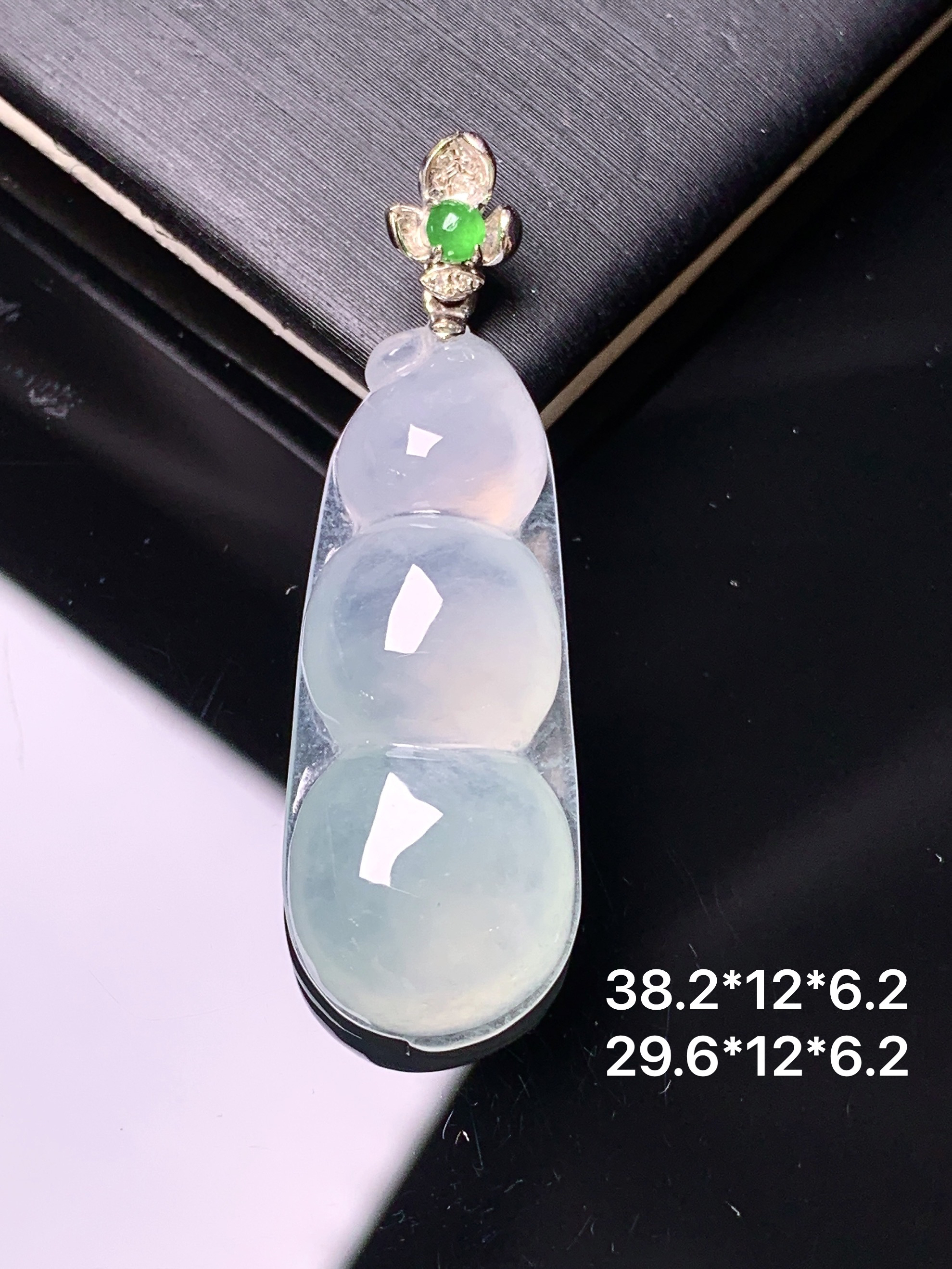 18k金镶嵌吊坠 玉质细腻 色泽艳丽清新 水润亮眼 整体尺寸38.2*12*6.2yz