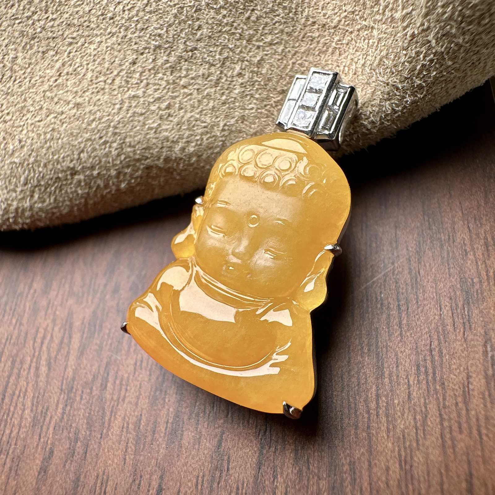 【冰种黄翡宝宝佛】冰感十足，通透感好，质地细腻冰润，通体起荧光。18k金钻镶嵌，裸石尺寸21*16.6*4毫米