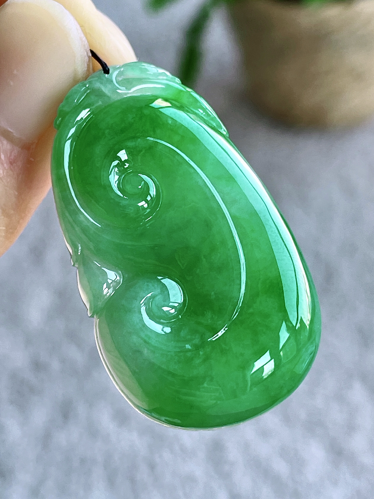 【裸石】冰阳绿大如意吊坠
【说明】缅料 性价比高  厚装大件
【尺寸】42-24.5-9