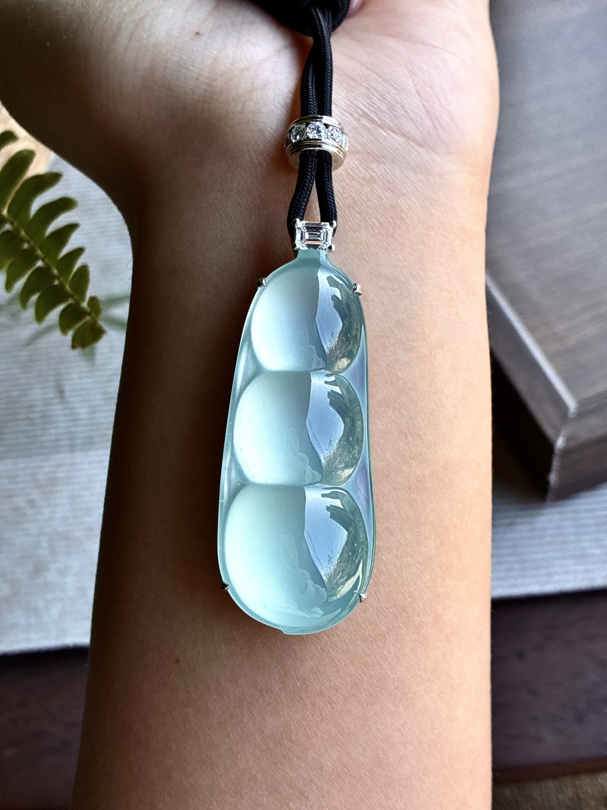 【镶嵌】🫧高冰玻璃种豆子福豆吊坠  
【说明】缅料 18k金镶嵌 性价比高  
【整体】55.2-21.3-15.7
【裸石】51-21.3-10