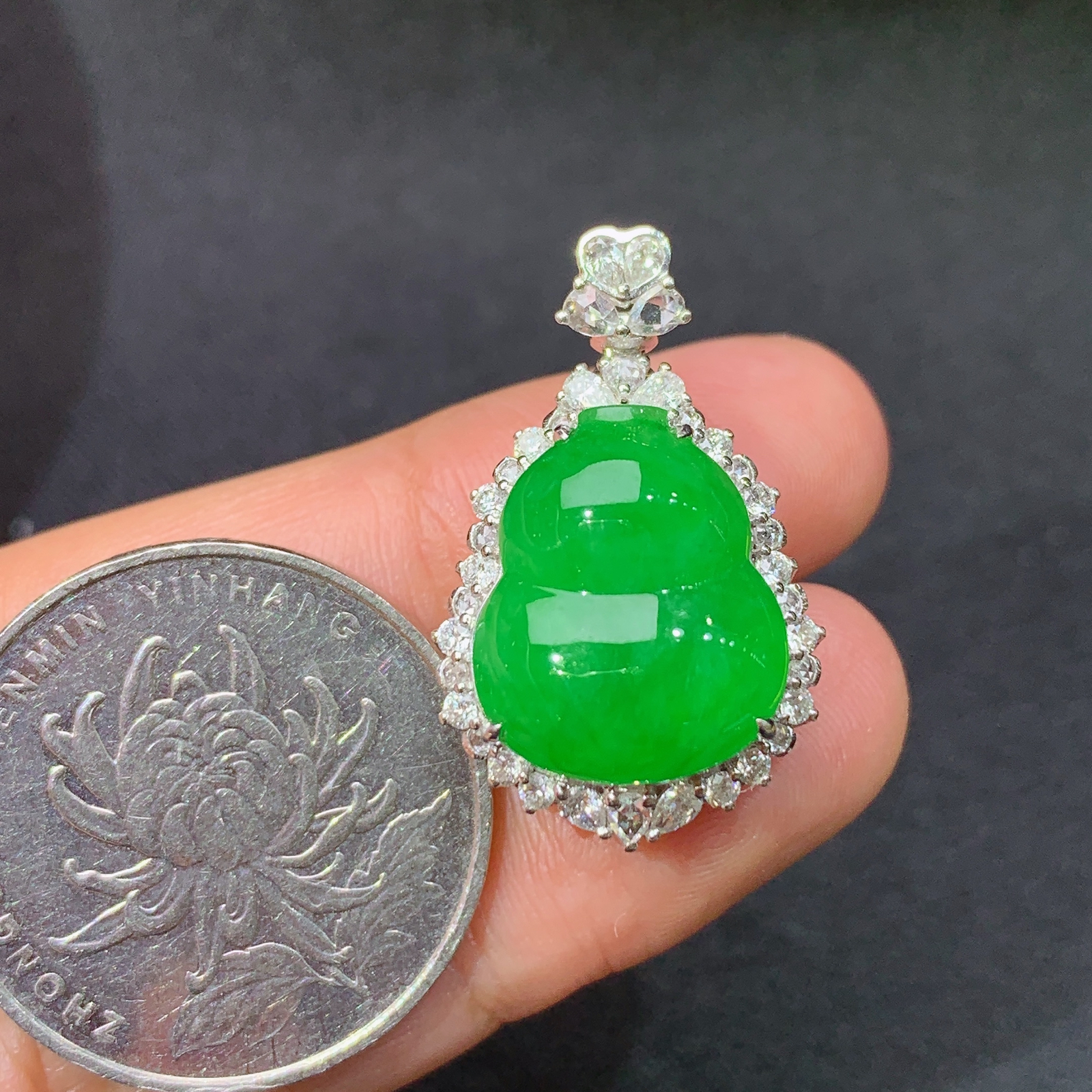 阳绿葫芦吊坠，18k金镶嵌，冰润色阳，玉质细腻，种水足，Xy 尺寸26.7*16.6*11.7