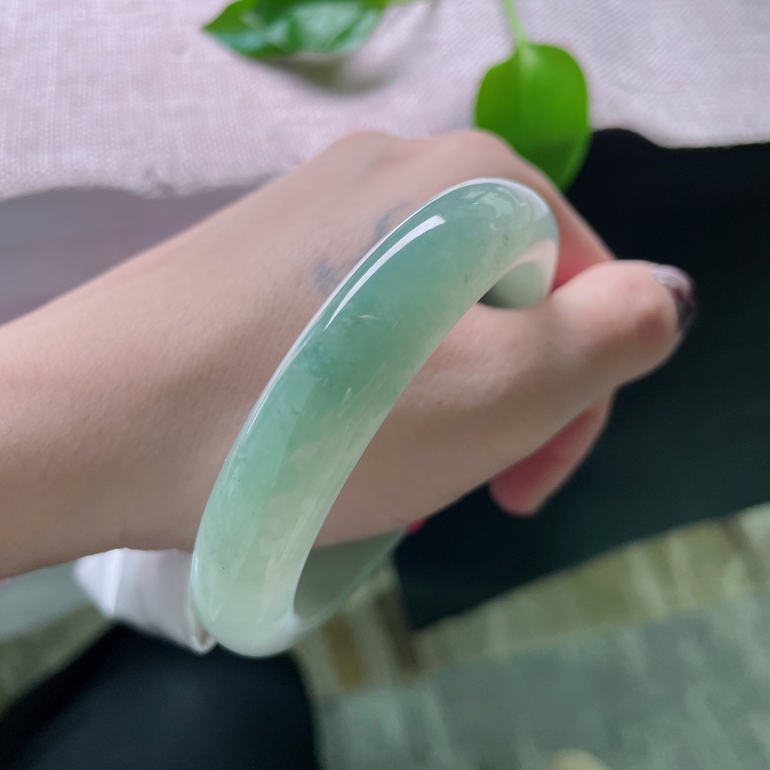 57.7/12.7/8.4绿底正圈，水润细腻，渐变之色，悠悠岁月，皮纹，ss48944a