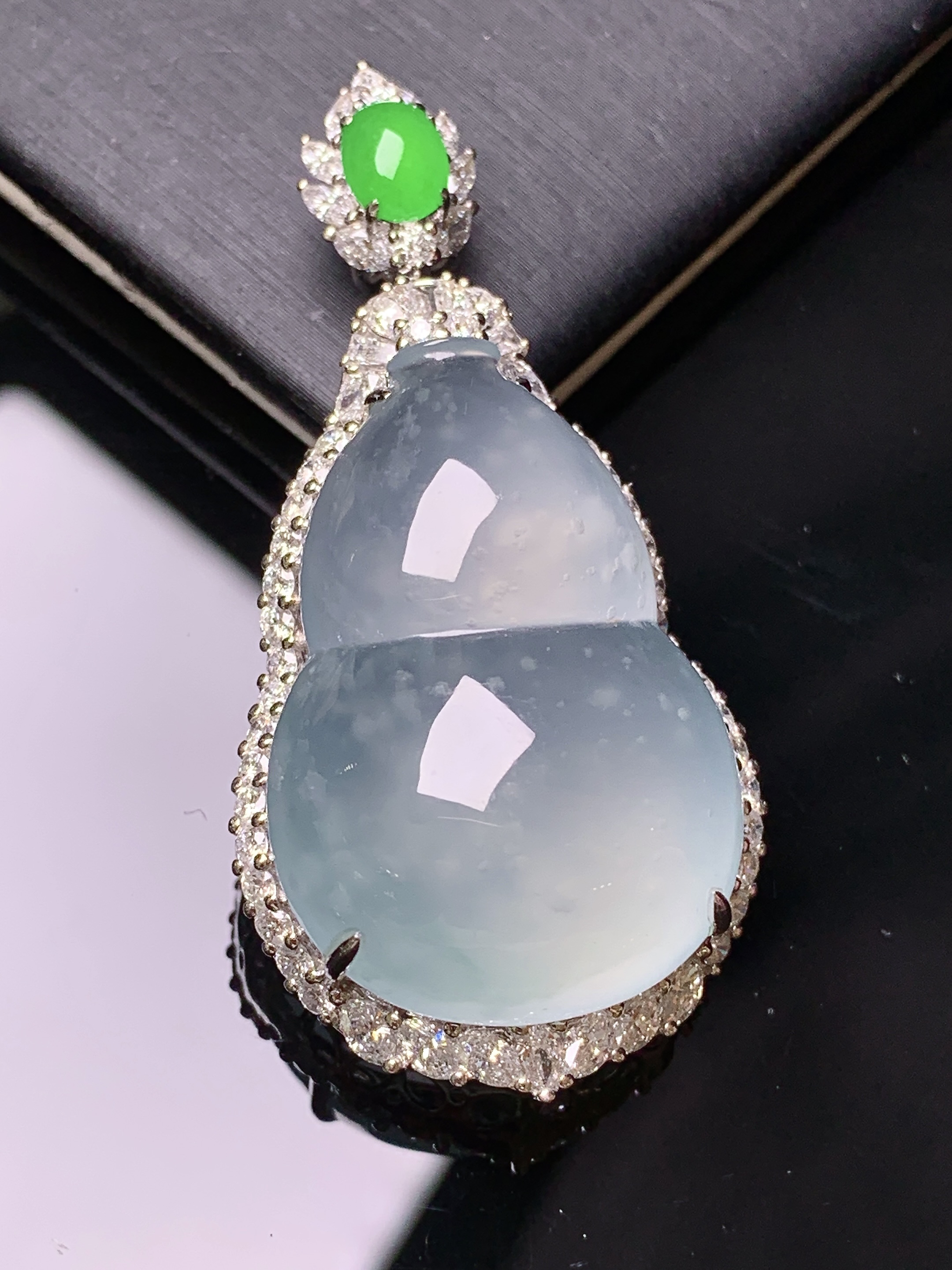 18k金钻镶嵌冰种葫芦吊坠 玉质细腻 色泽艳丽清新 水润亮眼 整体尺寸48.6*23.5*14.6m