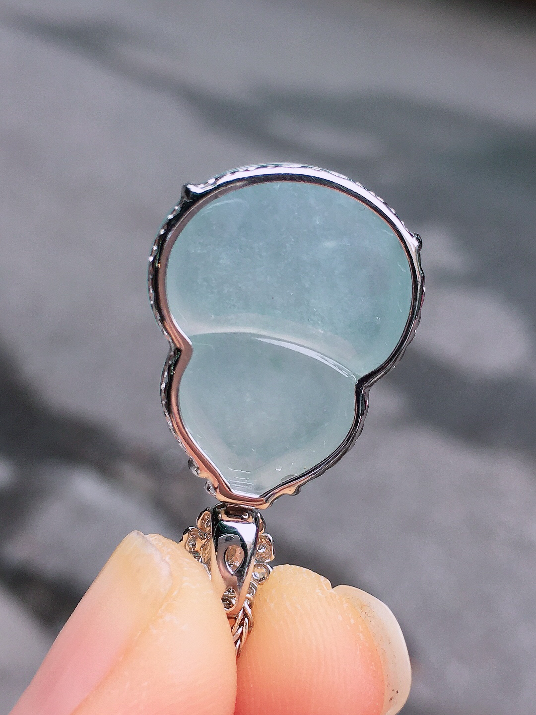 冰种葫芦吊坠，玉质细腻，荧光感超
强，饱满圆润，尽显优雅气质，18k
金豪华镶嵌