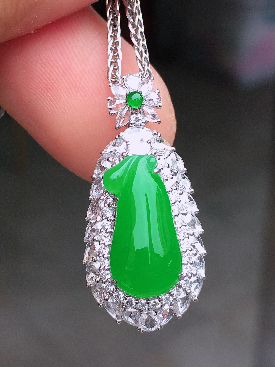 阳绿福瓜吊坠，色泽均匀艳丽，玉质细腻，荧光感超
强，饱满圆润，尽显优雅气质，18k
金豪华镶嵌