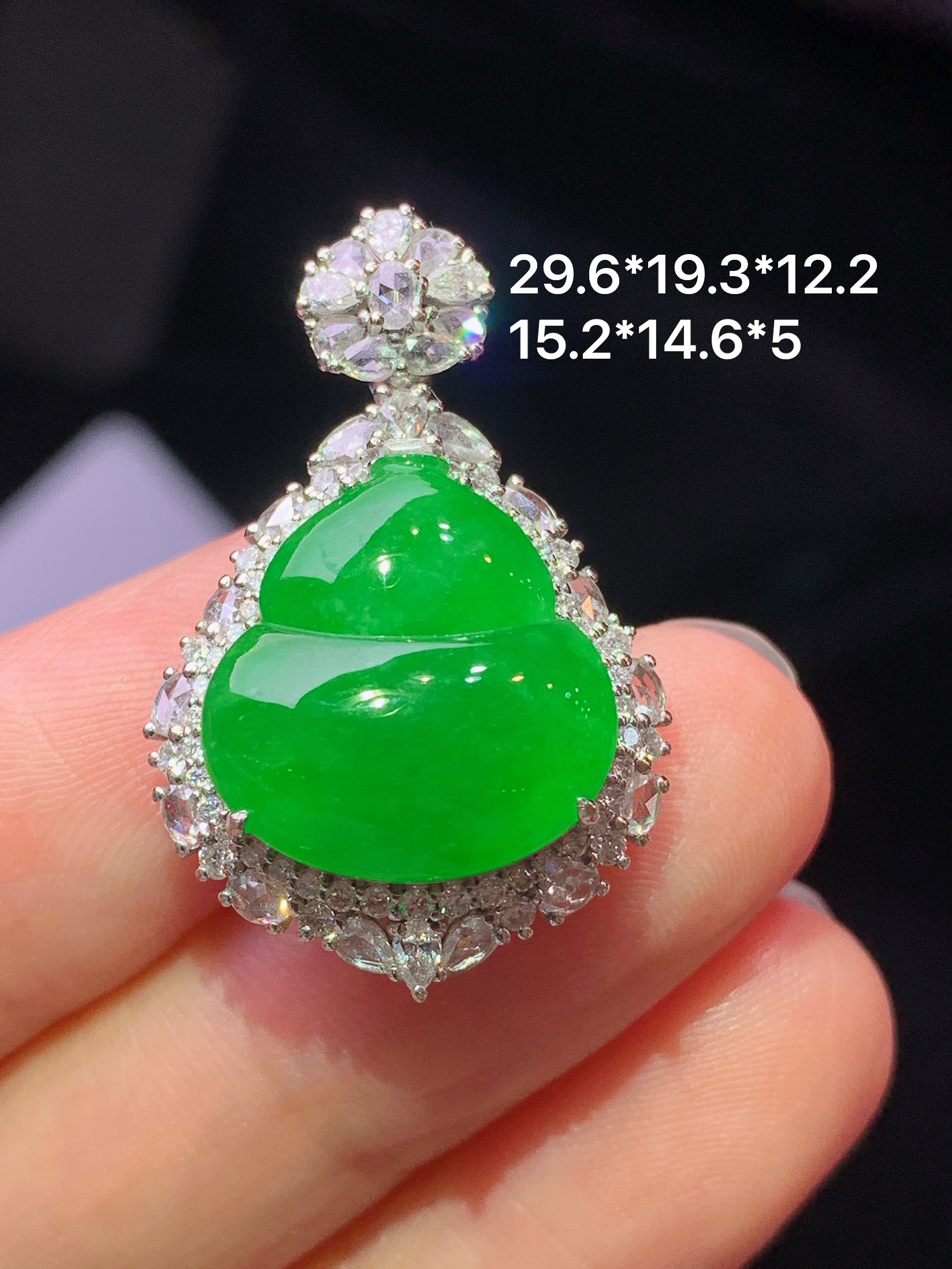 18k金钻镶嵌满绿葫芦吊坠 玉质细腻 色泽艳丽清新 水润亮眼 整体尺寸29.6*19.3*12.2