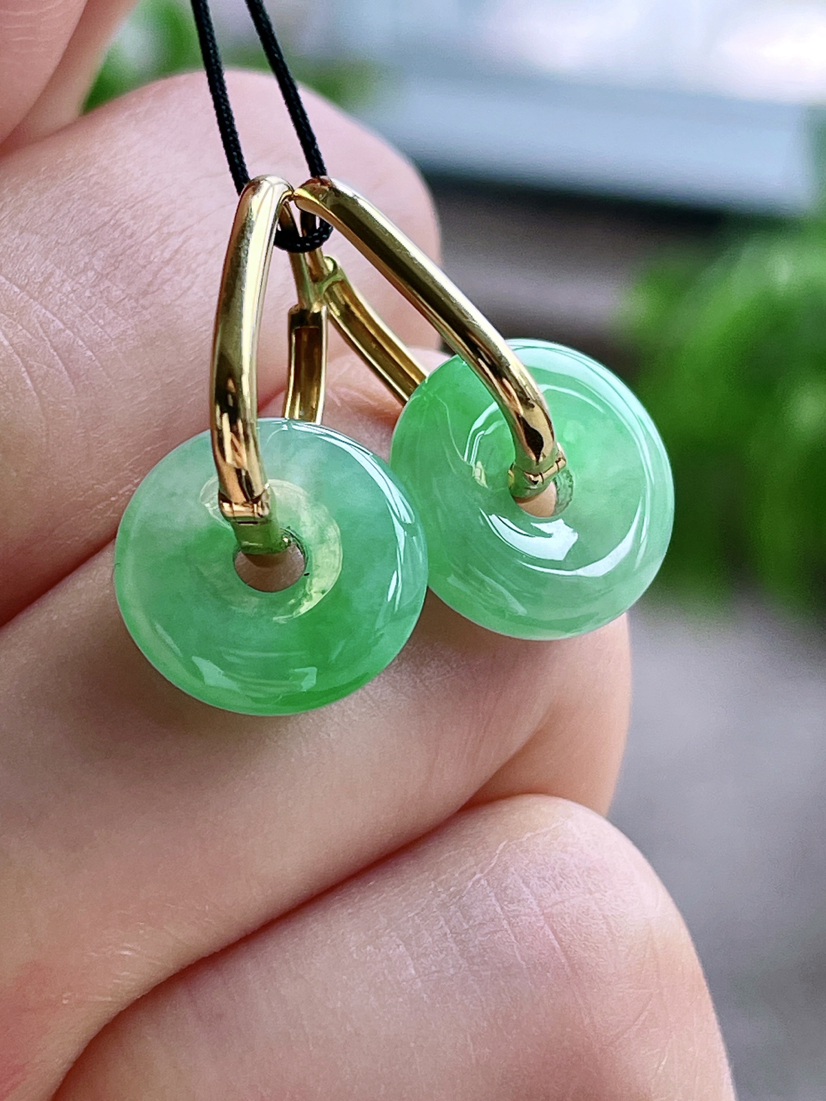 【镶嵌】冰甜阳绿甜甜圈耳坠 
【说明】缅料 18k金镶嵌 性价比高  
【裸石】12.4-3.9