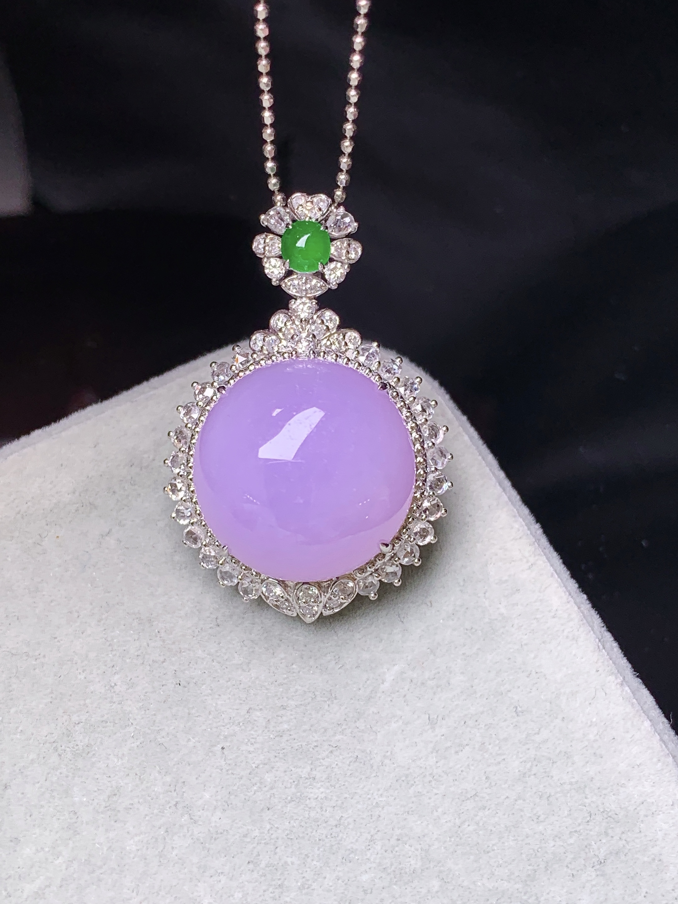 18k金钻镶嵌紫罗兰蛋面吊坠 玉质细腻 色泽艳丽清新 水润亮眼 整体尺寸29.3*19.8*13