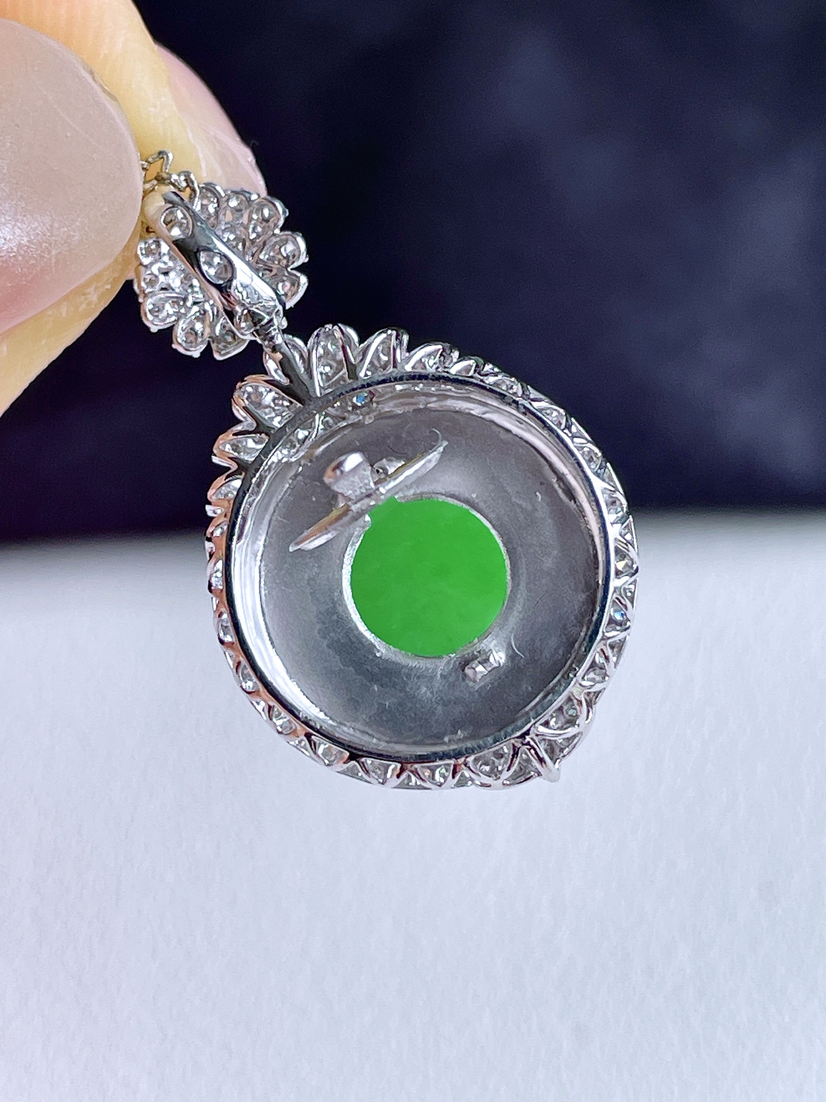 【镶嵌】冰阳绿圆牌无事牌吊坠  
【说明】18k金镶嵌 性价比高  
【整体】30-17.7-8.5
【裸石】14.8-3.6