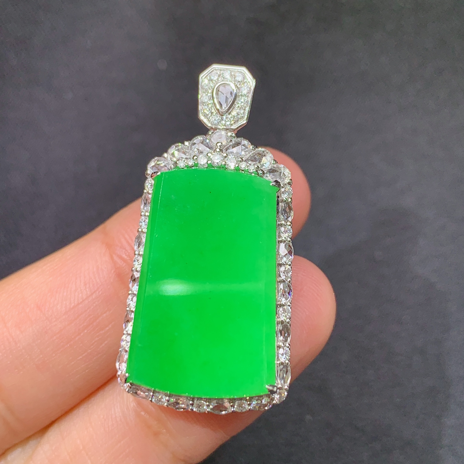 冰阳绿无事牌吊坠，18k金镶嵌，冰润色阳，种老水足，Ff 尺寸34.7*17.2*9.5