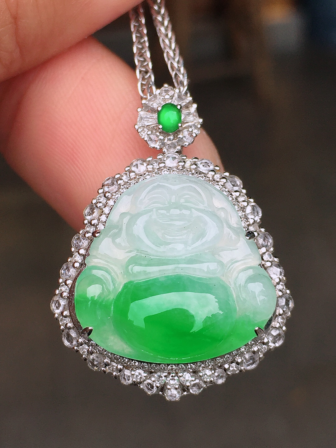 飘绿佛公吊坠，色泽艳丽，玉质细腻，荧光感超
强，饱满圆润，尽显优雅气质，18k
金豪华镶嵌