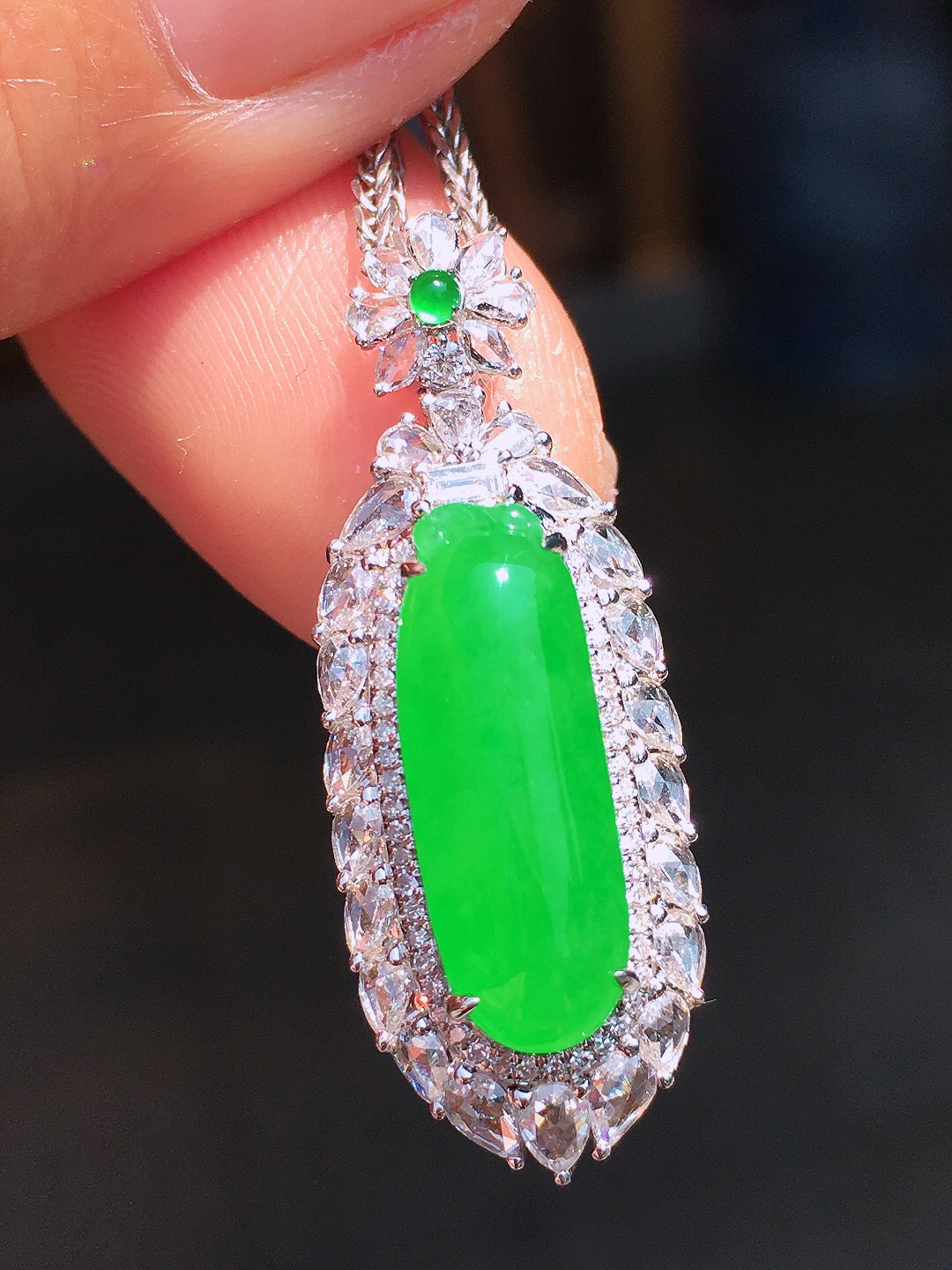 阳绿福瓜吊坠，色泽均匀艳丽，玉质细腻，荧光感超
强，饱满圆润，尽显优雅气质，18k
金豪华镶嵌