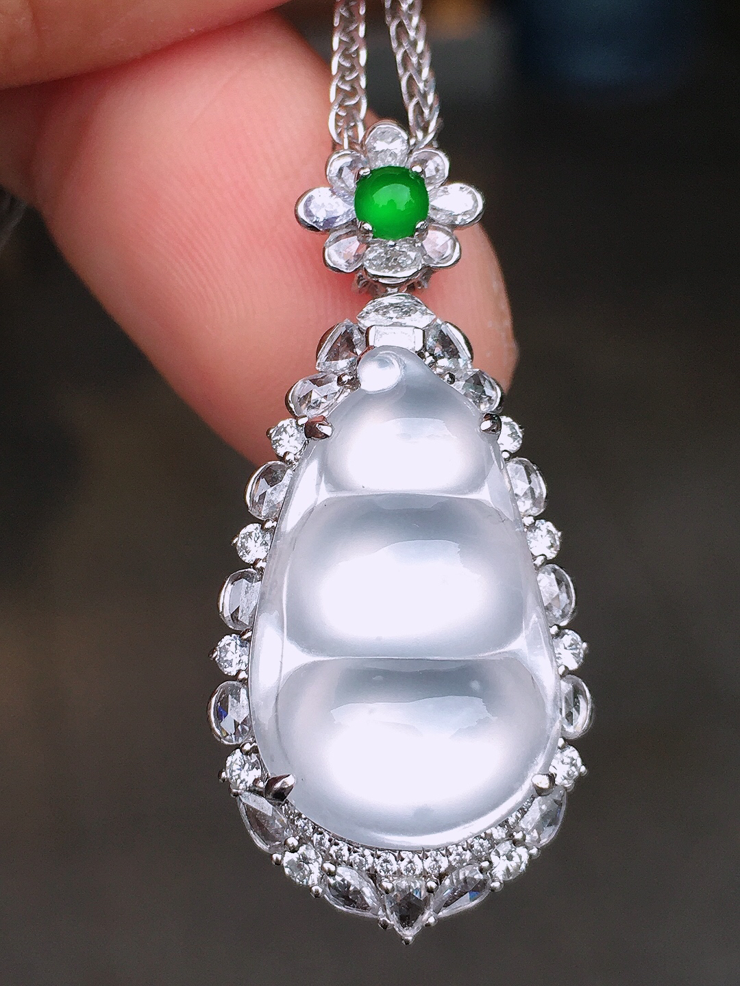 冰种福豆吊坠，玉质细腻，荧光感超
强，饱满圆润，尽显优雅气质，18k
金豪华镶嵌