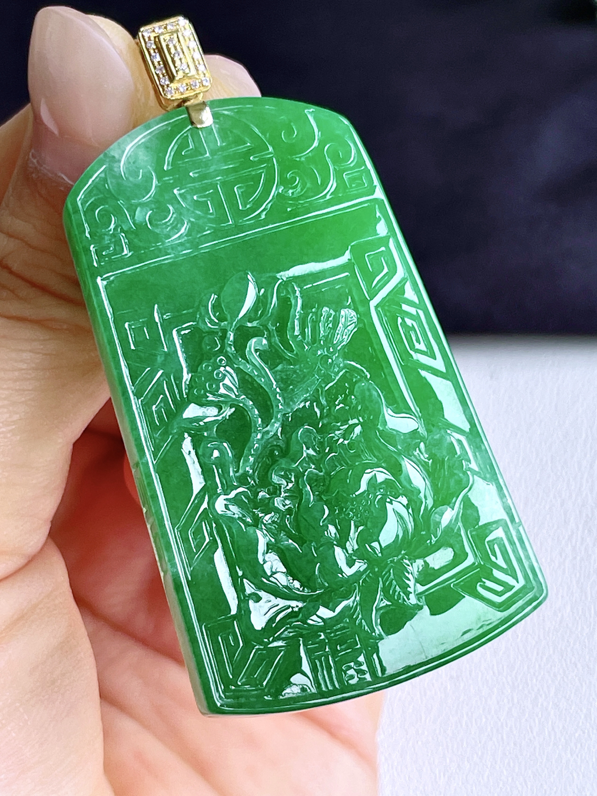 【镶嵌】冰阳绿荷花牌吊坠  
【说明】缅料 18k金镶嵌 性价比高  
【整体】63.7
【裸石】54.8-34.2-6.5