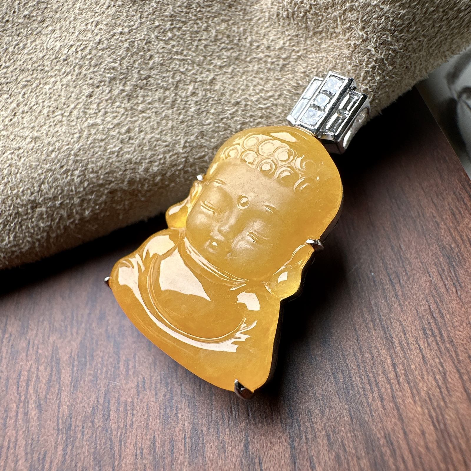 【冰种黄翡宝宝佛】冰感十足，通透感好，质地细腻冰润，通体起荧光。18k金钻镶嵌，裸石尺寸21*16.6*4毫米