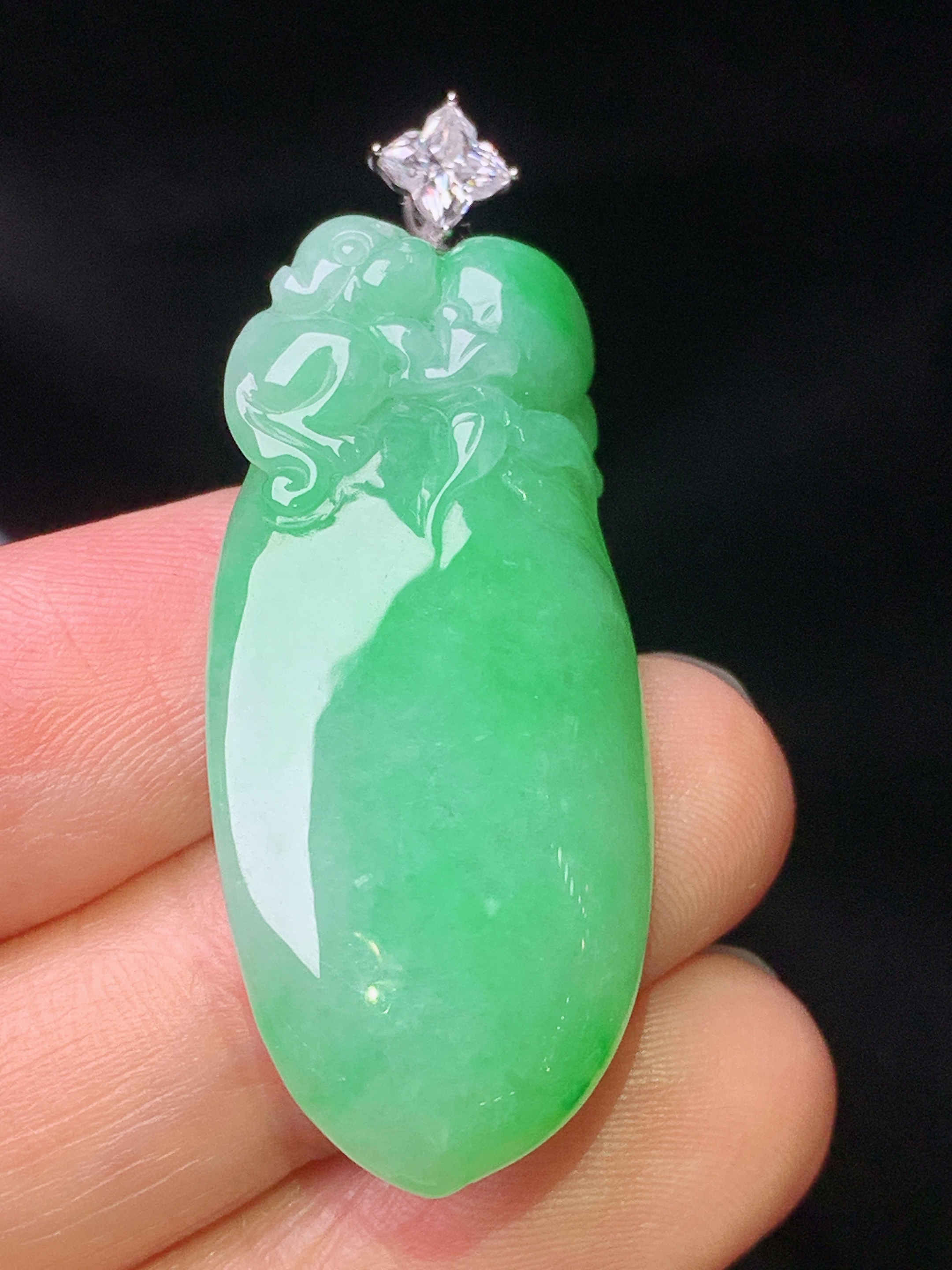 18k金钻镶嵌翠绿福瓜吊坠 玉质细腻 色泽艳丽清新 水润亮眼 整体尺寸44.2*17.2*7.7e1