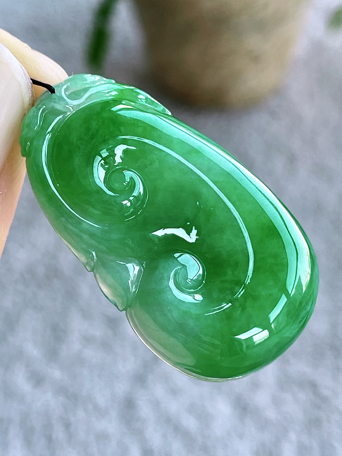 【裸石】冰阳绿大如意吊坠
【说明】缅料 性价比高  厚装大件
【尺寸】42-24.5-9