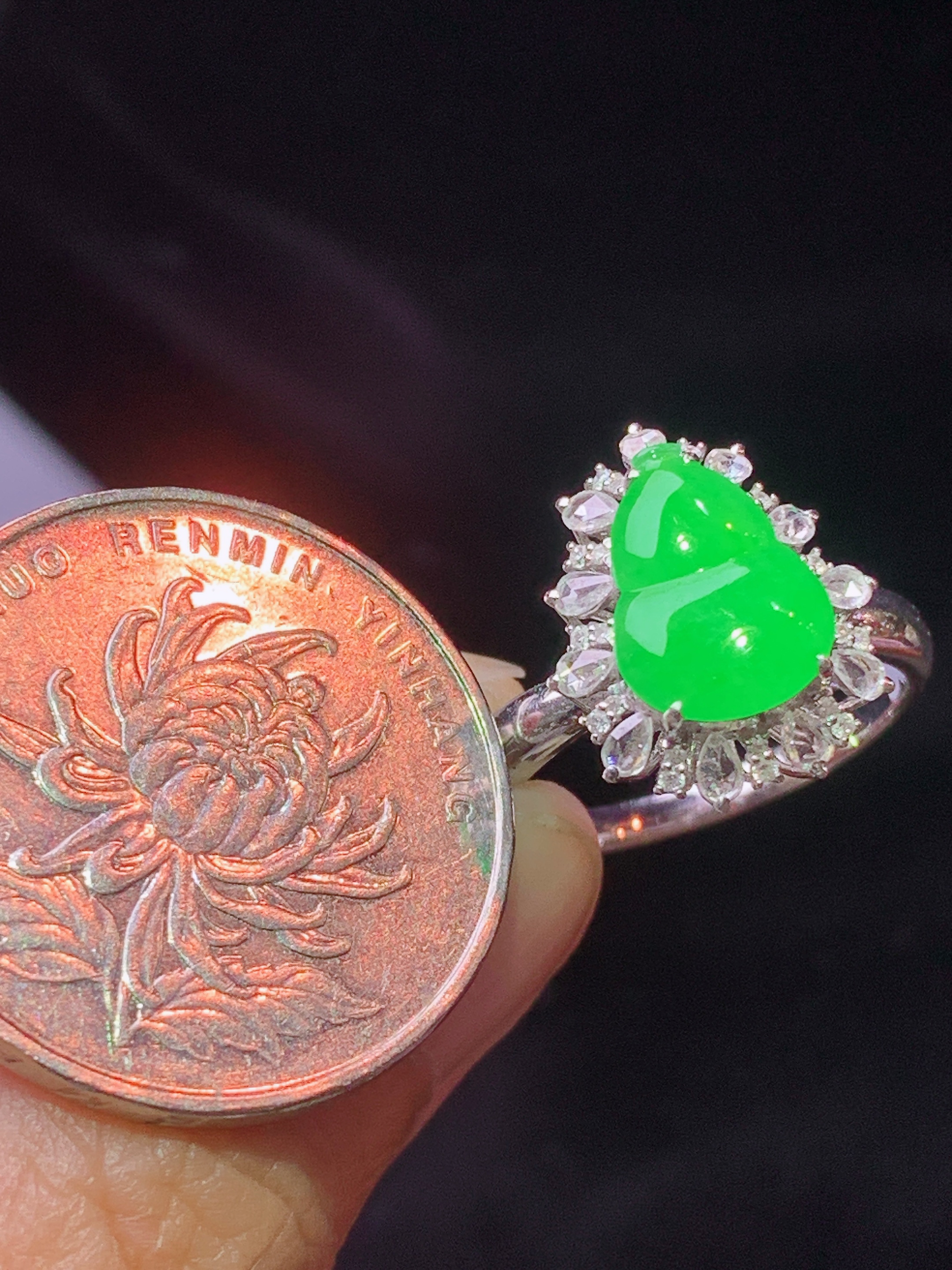 18k金钻镶嵌翠绿葫芦戒指 玉质细腻 色泽艳丽清新 水润亮眼 圈口16整体尺寸16*12.8*8.6j3