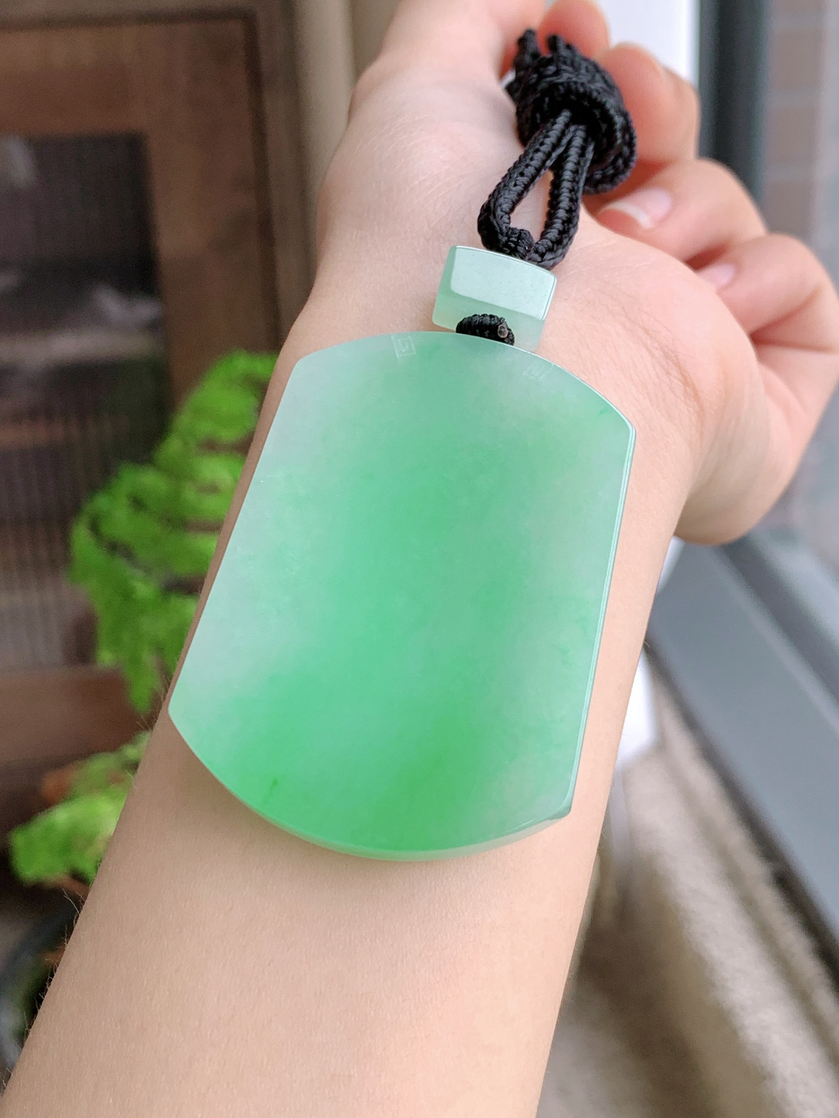 【裸石】冰飘绿花无事牌吊坠  
【说明】缅料 性价比高  
【尺寸】53.6-39.4-5.6