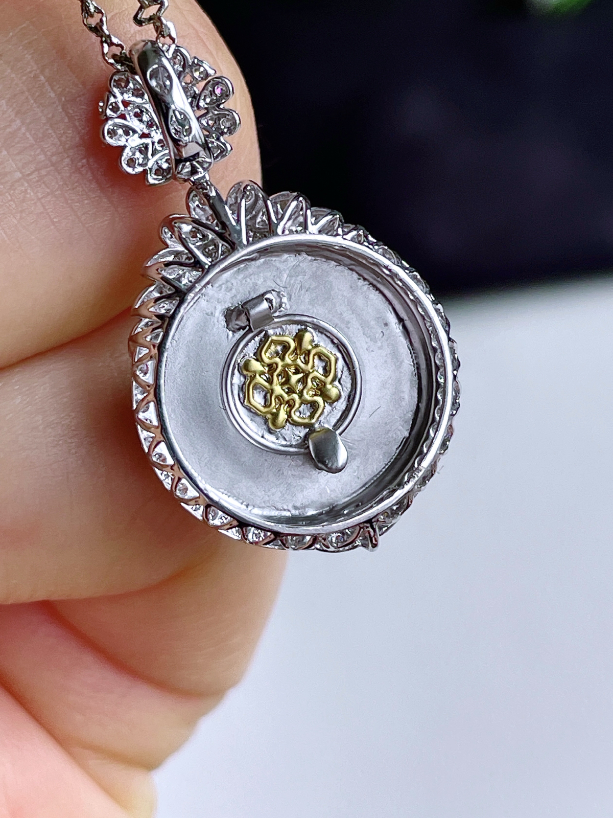 【镶嵌】冰阳绿圆牌无事牌吊坠  
【说明】18k金镶嵌 性价比高  
【整体】30-17.7-8.5
【裸石】14.8-3.6