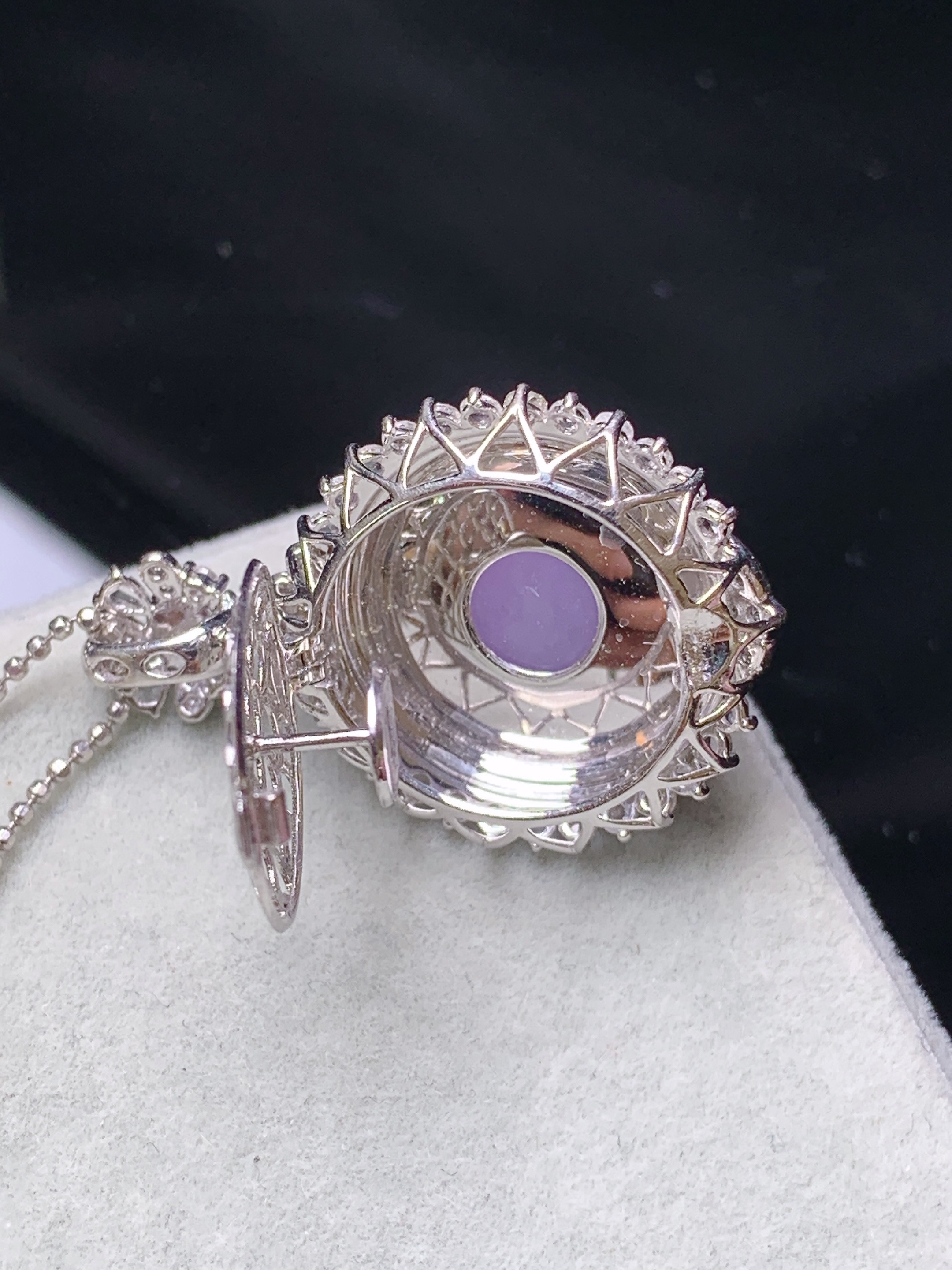 18k金钻镶嵌紫罗兰蛋面吊坠 玉质细腻 色泽艳丽清新 水润亮眼 整体尺寸29.3*19.8*13