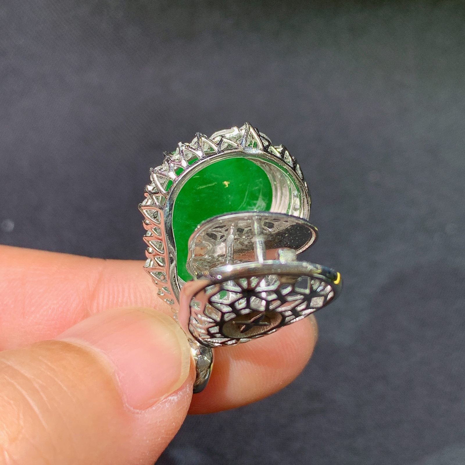 阳绿葫芦吊坠，18k金镶嵌，冰润色阳，玉质细腻，种水足，Xy 尺寸26.7*16.6*11.7