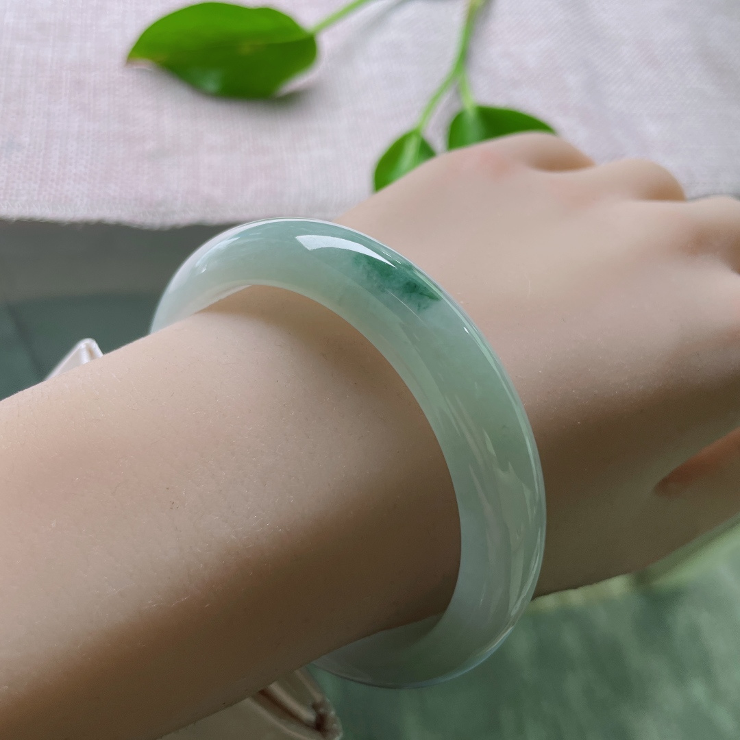 56.5/12.6/8.1，淡绿底正圈，一抹飘花点缀，摇曳生姿，灵动飘逸。，ss48657a