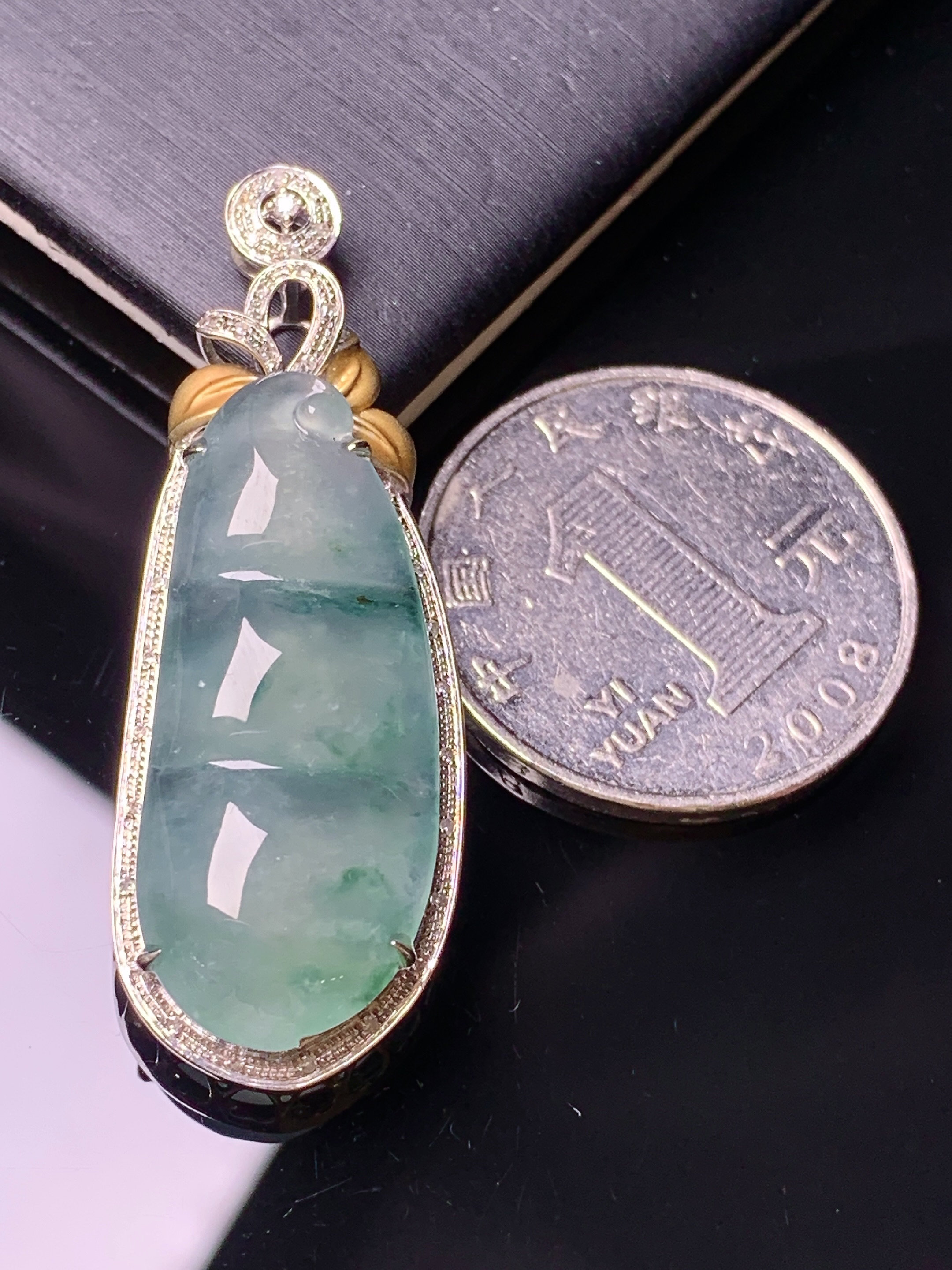 18k金钻镶嵌飘绿四季豆吊坠 玉质细腻 色泽艳丽清新 水润亮眼 整体尺寸43.6*15.5*8.2x5